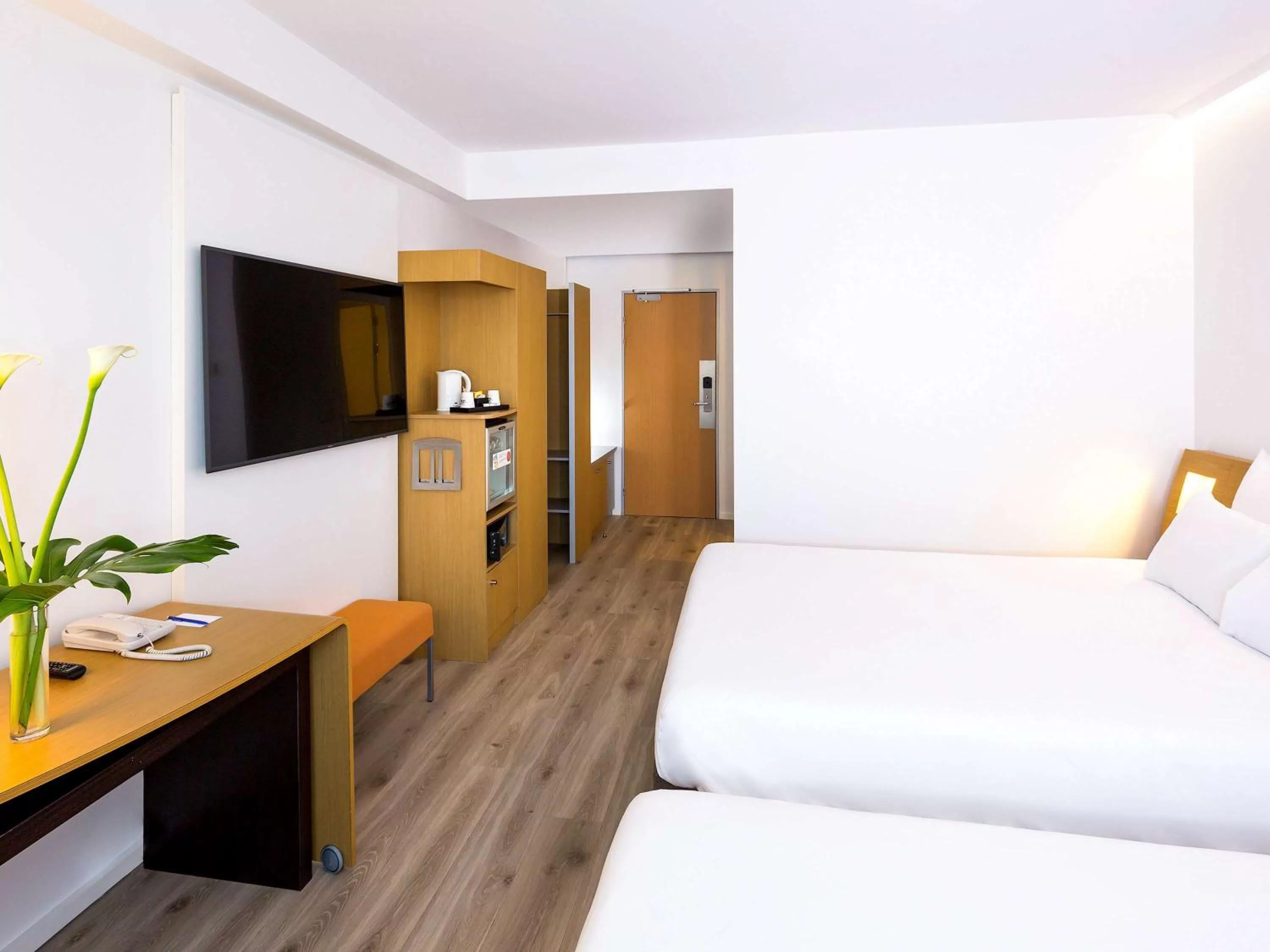 Photo of the whole room, Bed in Novotel Sevilla