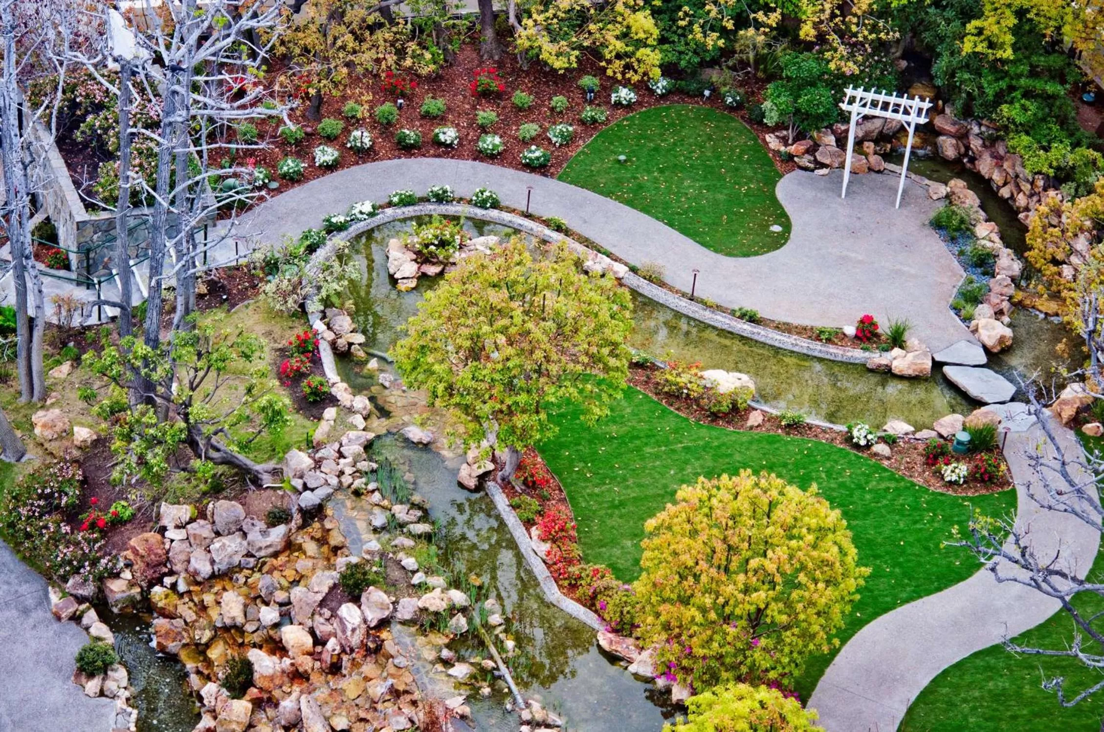 Inner courtyard view in Doubletree by Hilton Los Angeles Downtown