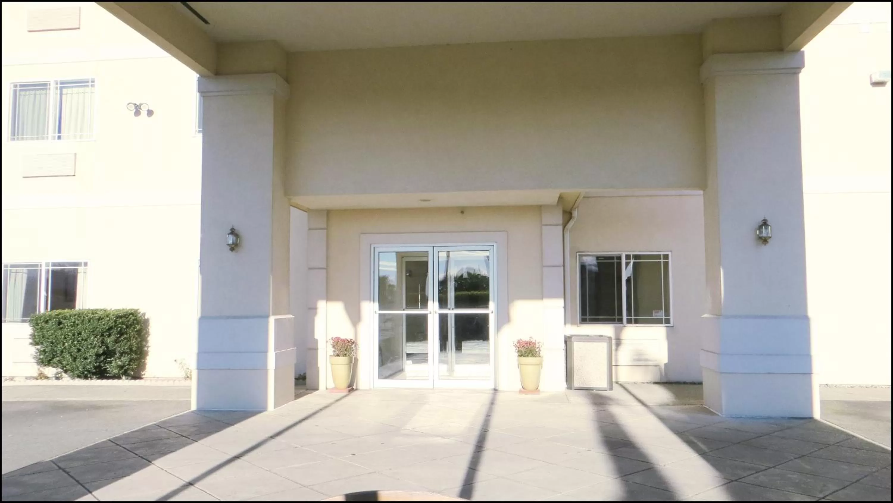 Facade/entrance in Peppermill Empress Inn