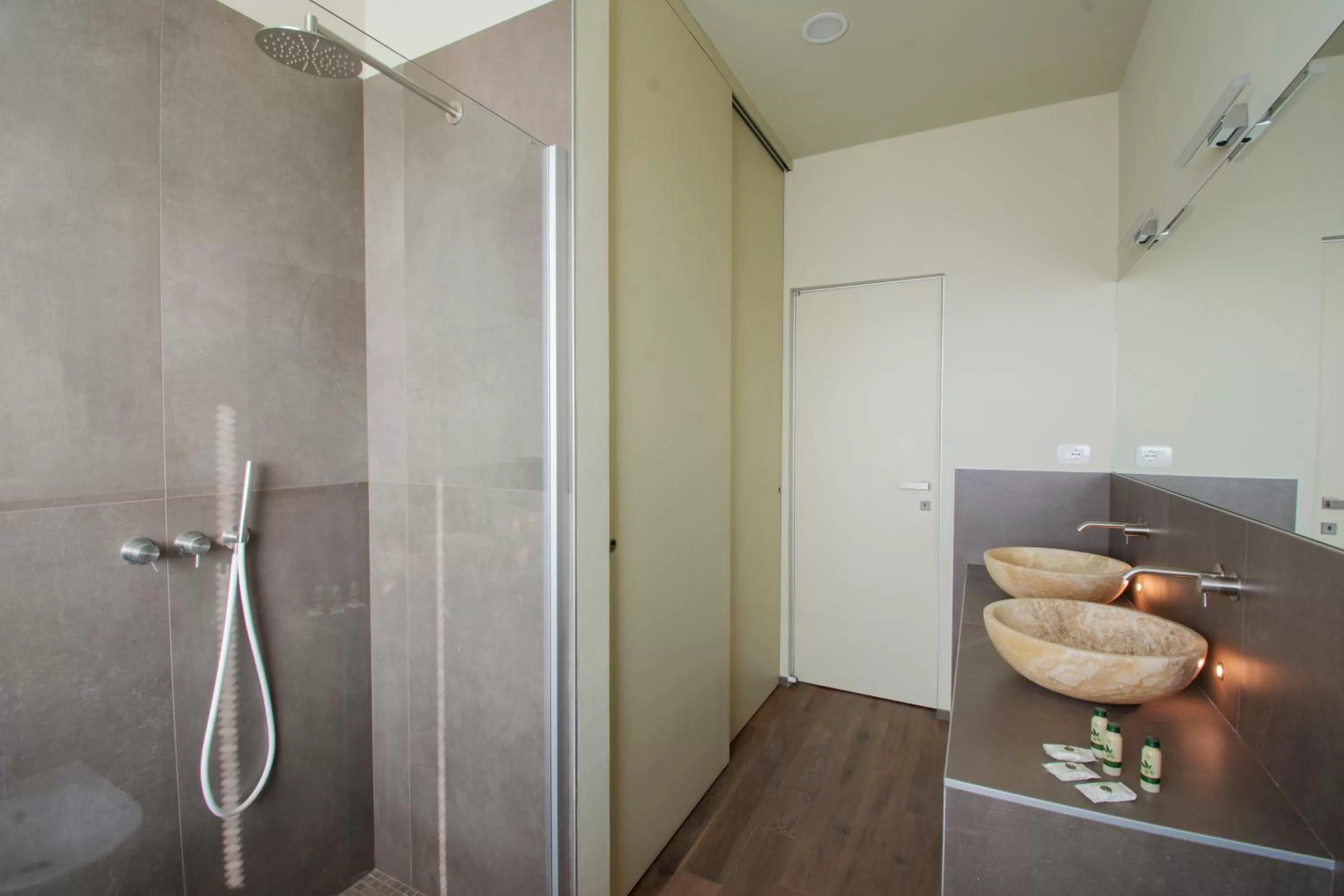 Shower in AlbaResidence Vico01