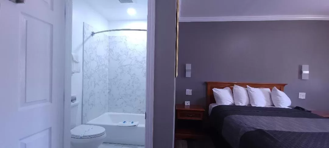 Bed in Sycamore Inn Chico University Area