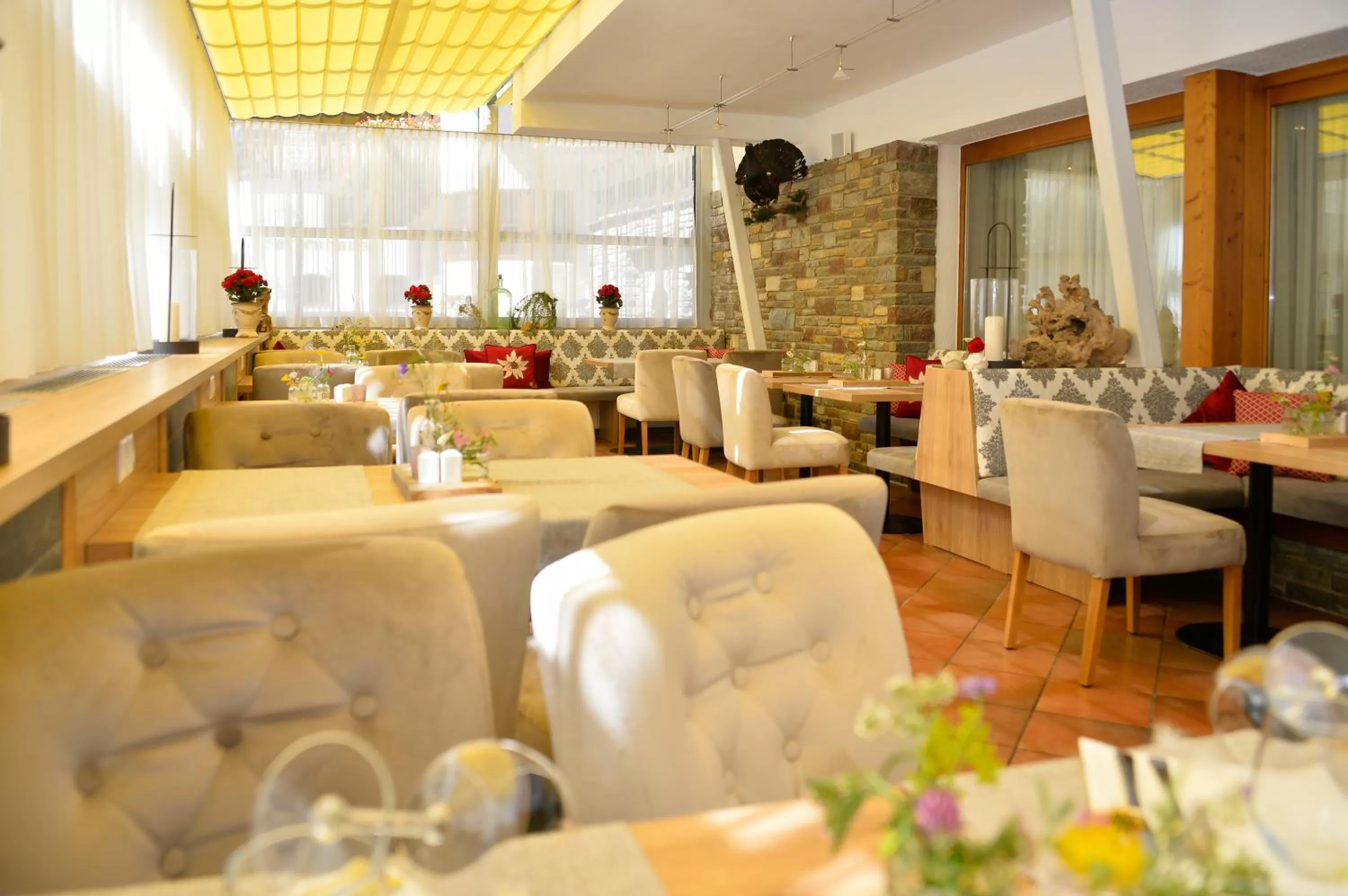 Restaurant/places to eat in Hotel Diana