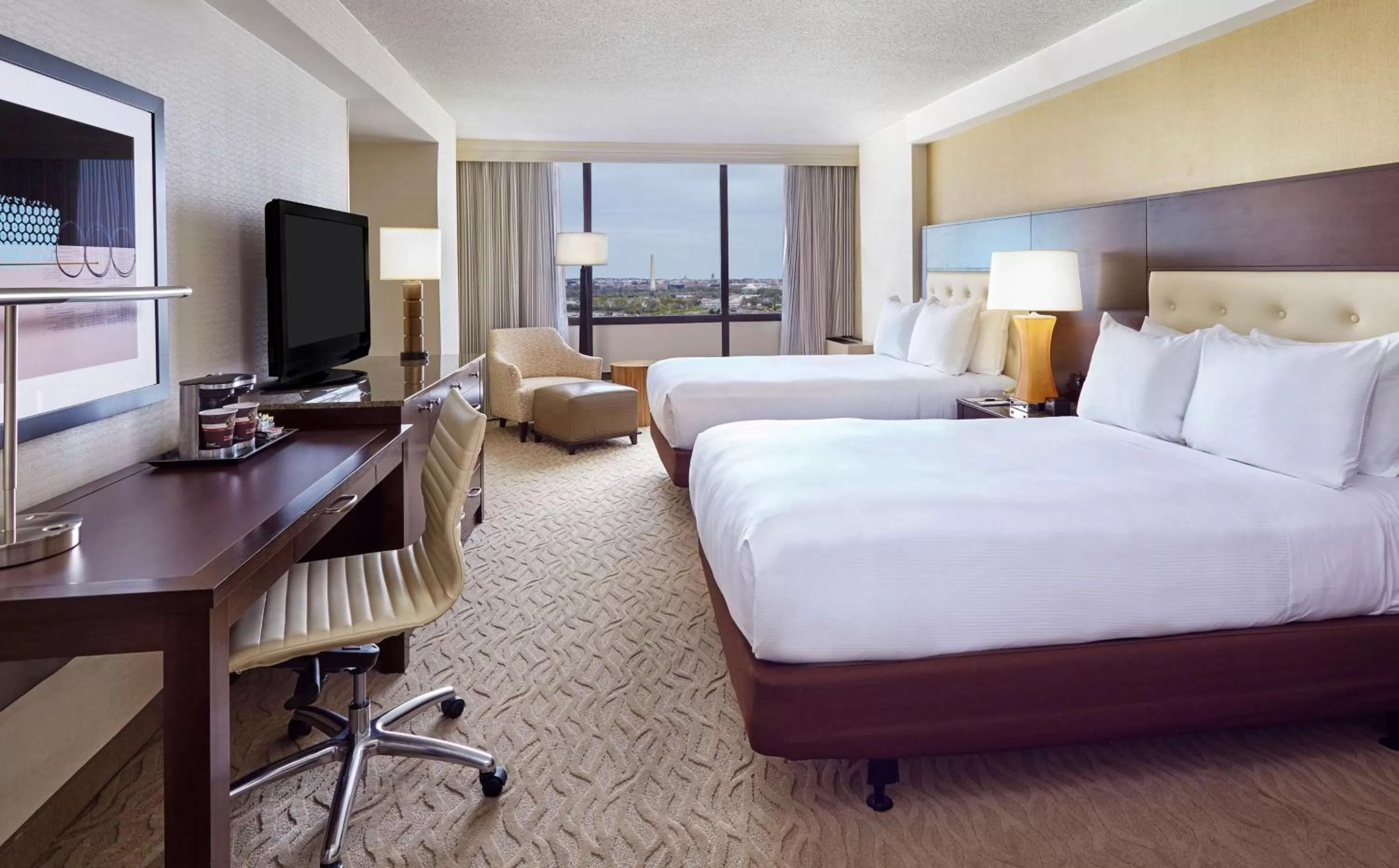 Bedroom, Bed in DoubleTree by Hilton Washington DC – Crystal City