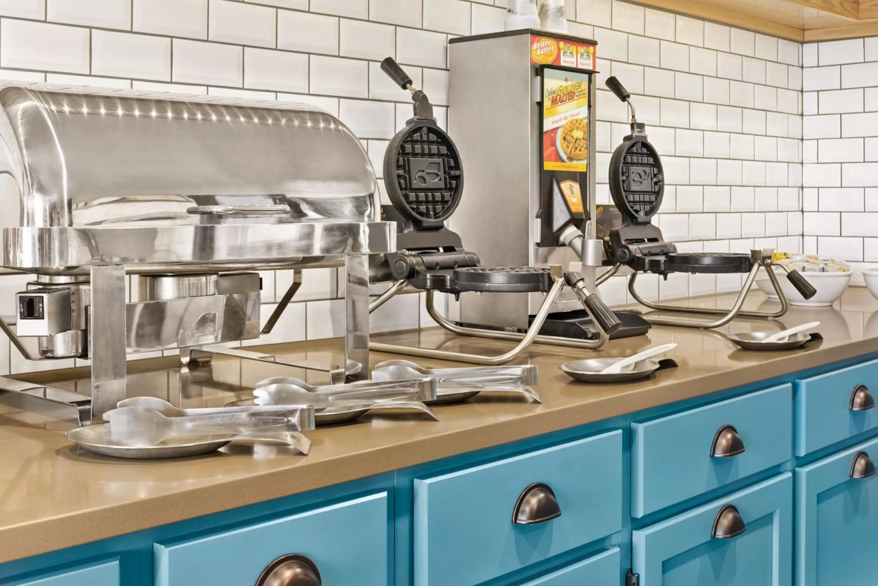 Property building in Country Inn & Suites by Radisson, Marinette, WI