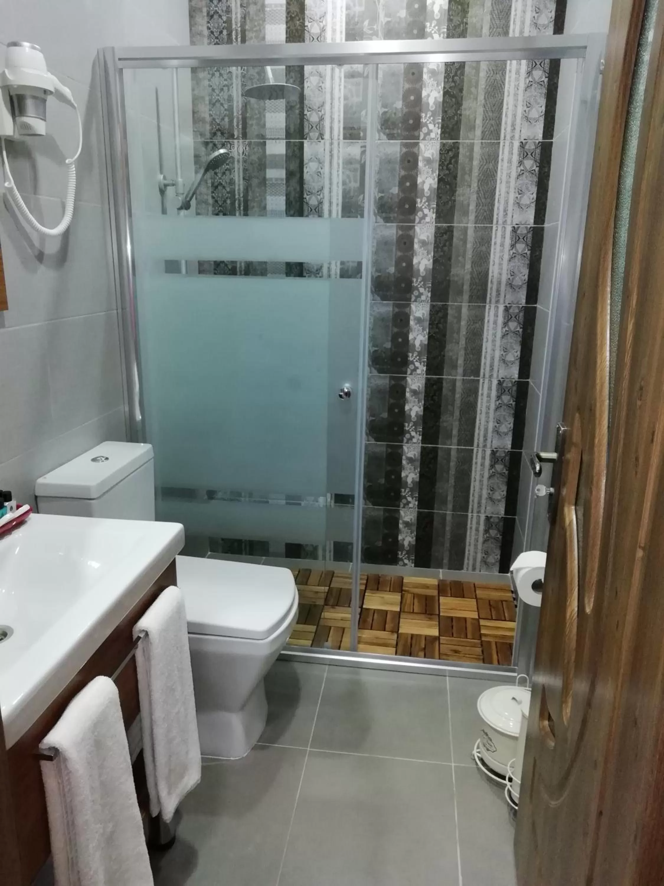 Shower, Bathroom in Palm Hotel