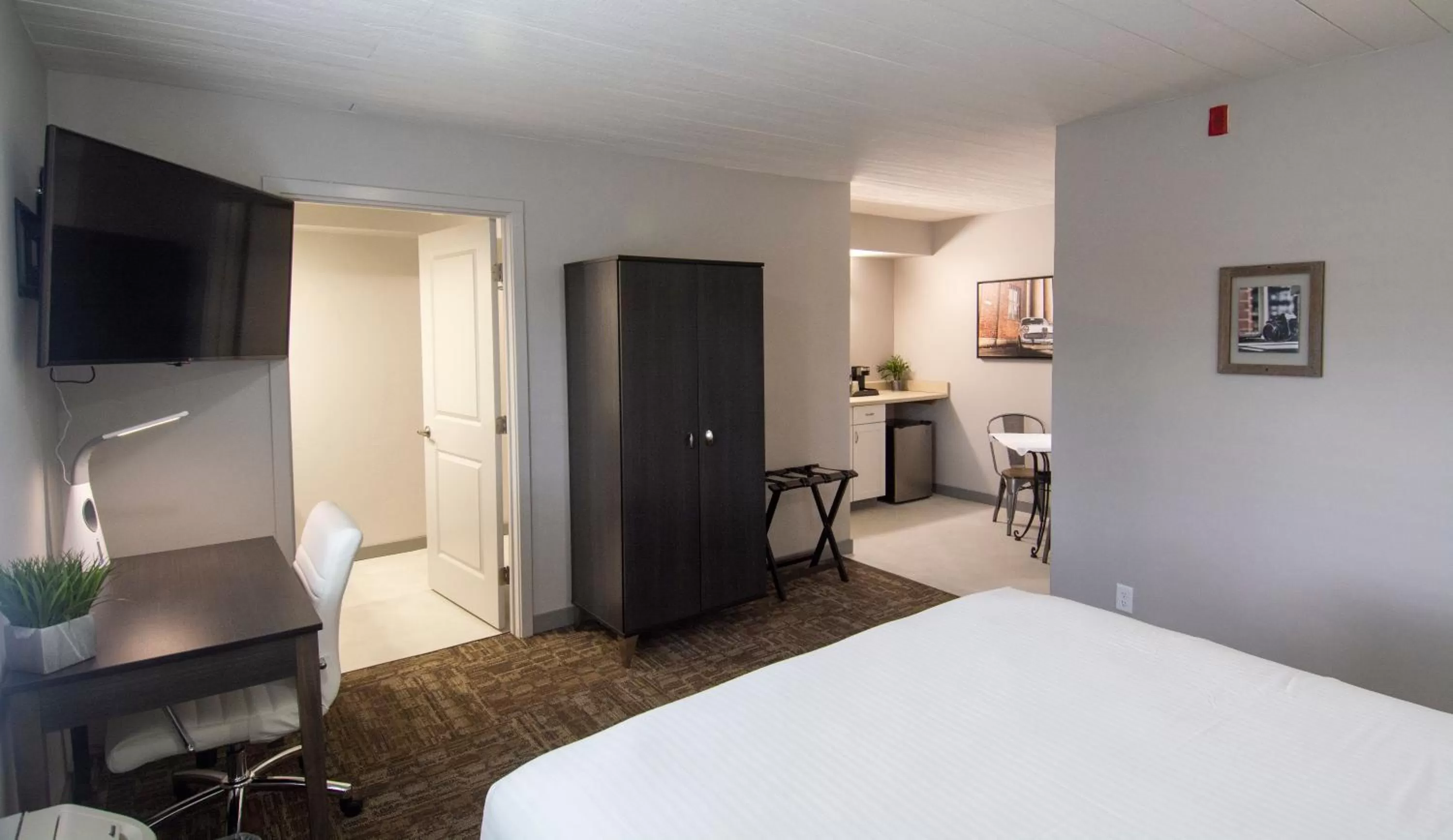 Photo of the whole room, Bed in Americana Modern Hotel