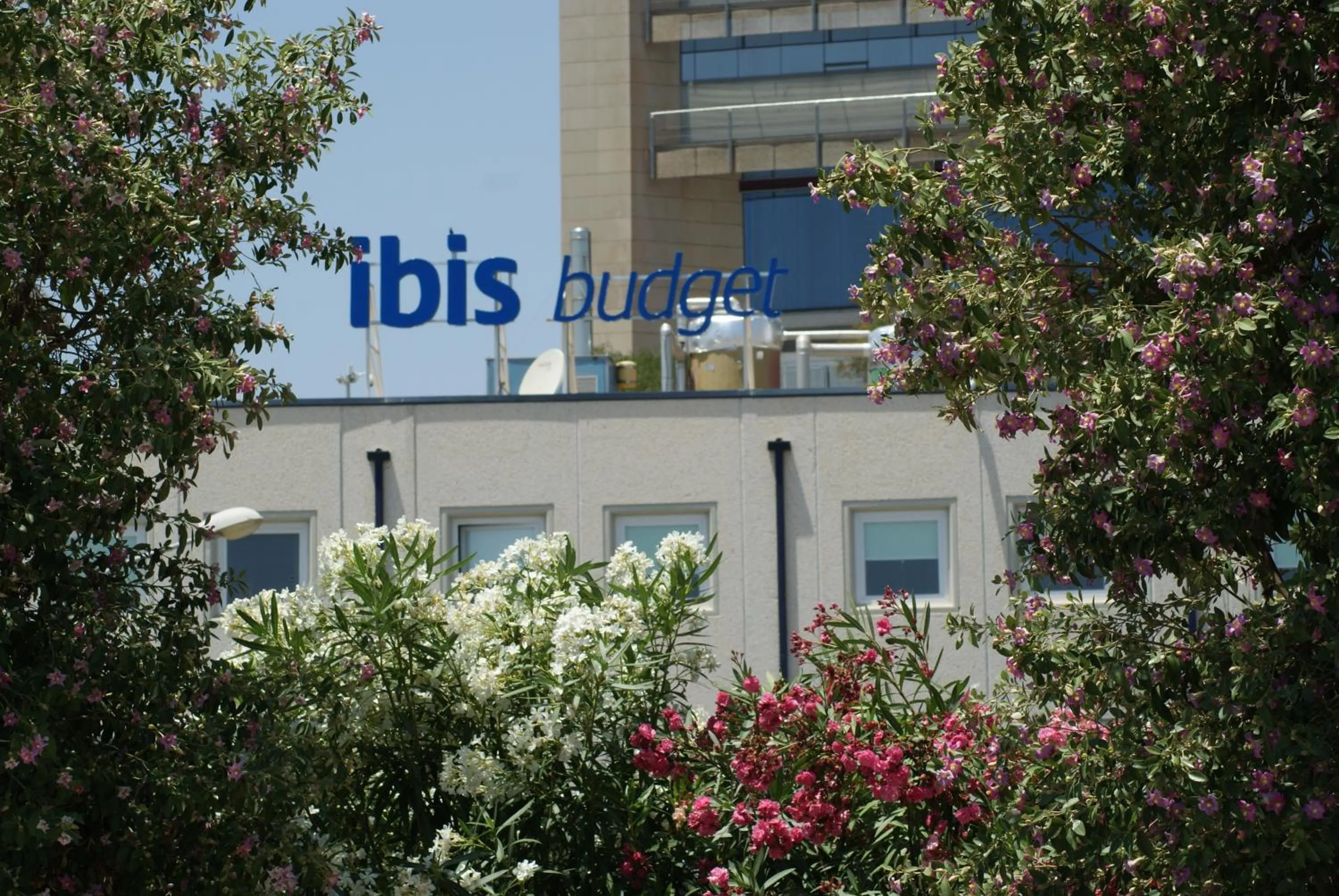 Facade/entrance in Ibis Budget Alicante