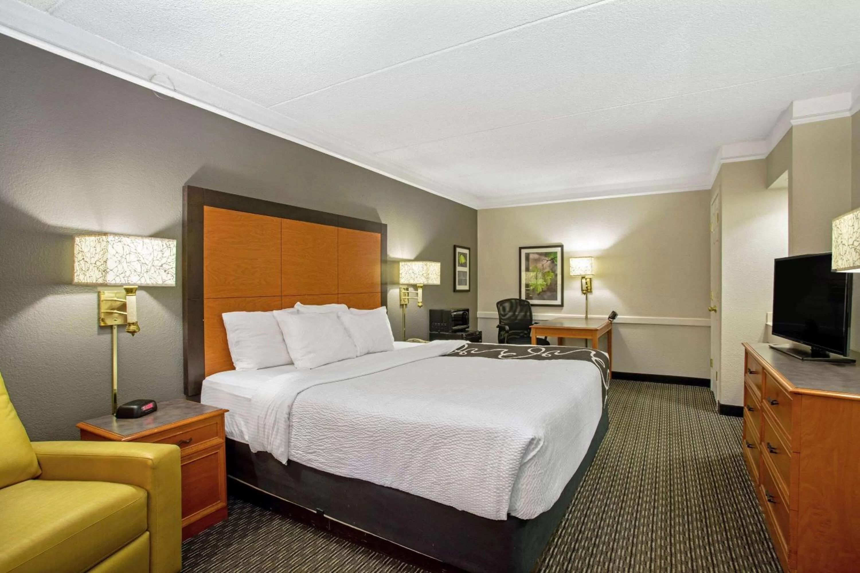 Photo of the whole room, Bed in La Quinta Inn by Wyndham Denver Golden
