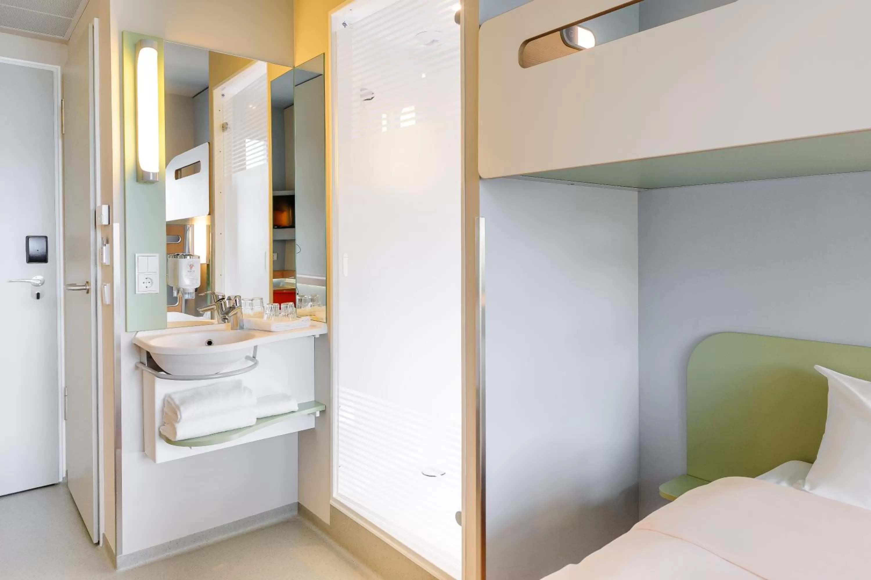 Bathroom, Bed in ibis budget Frankfurt City Ost