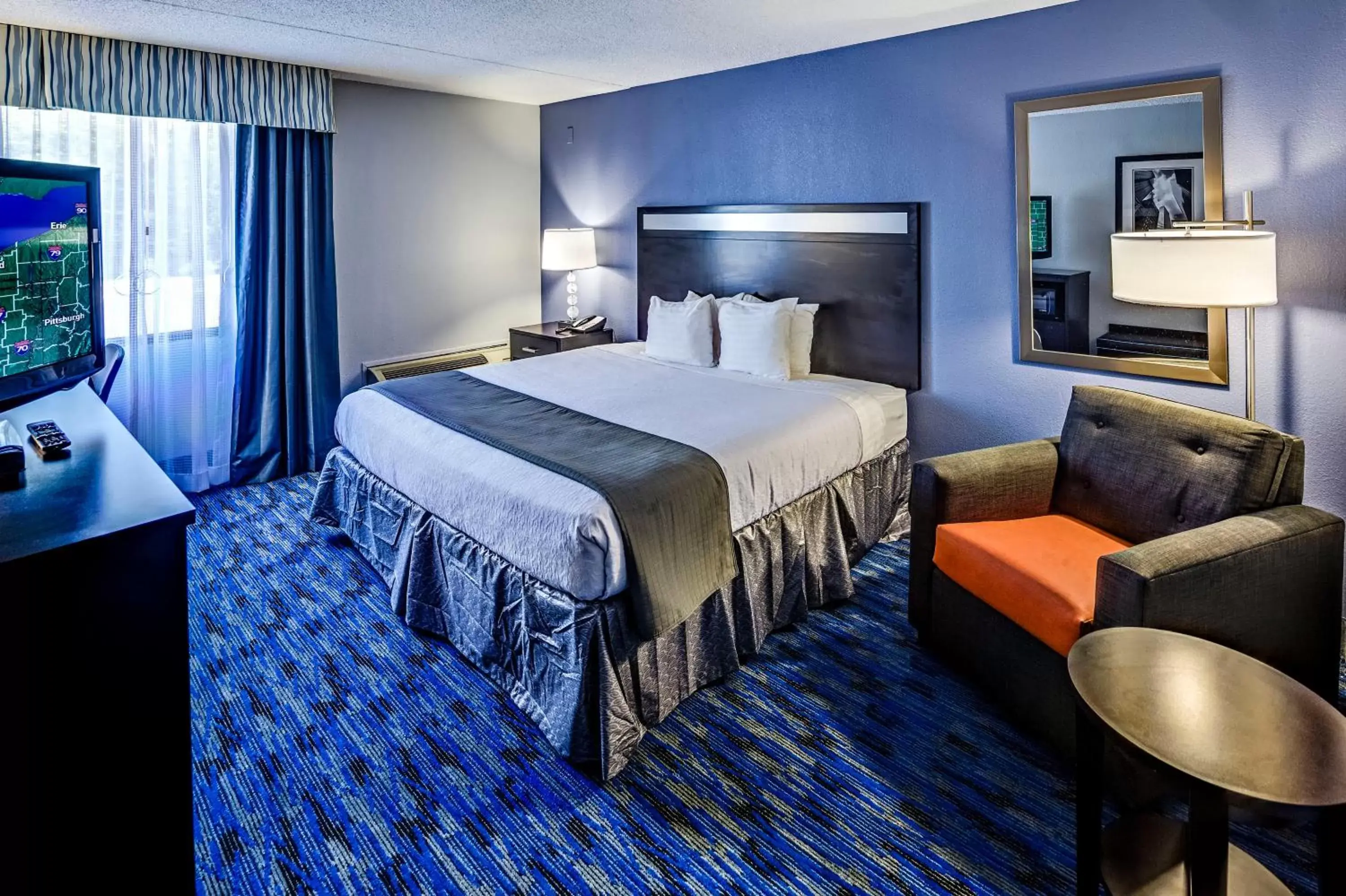 Standard King Room with Roll-In Shower - Mobility Access in Holiday Inn Cleveland Northeast - Mentor by IHG Standard King Room with Roll-In Shower - Mobility Access in Holiday Inn Cleveland Northeast - Mentor by IHG
