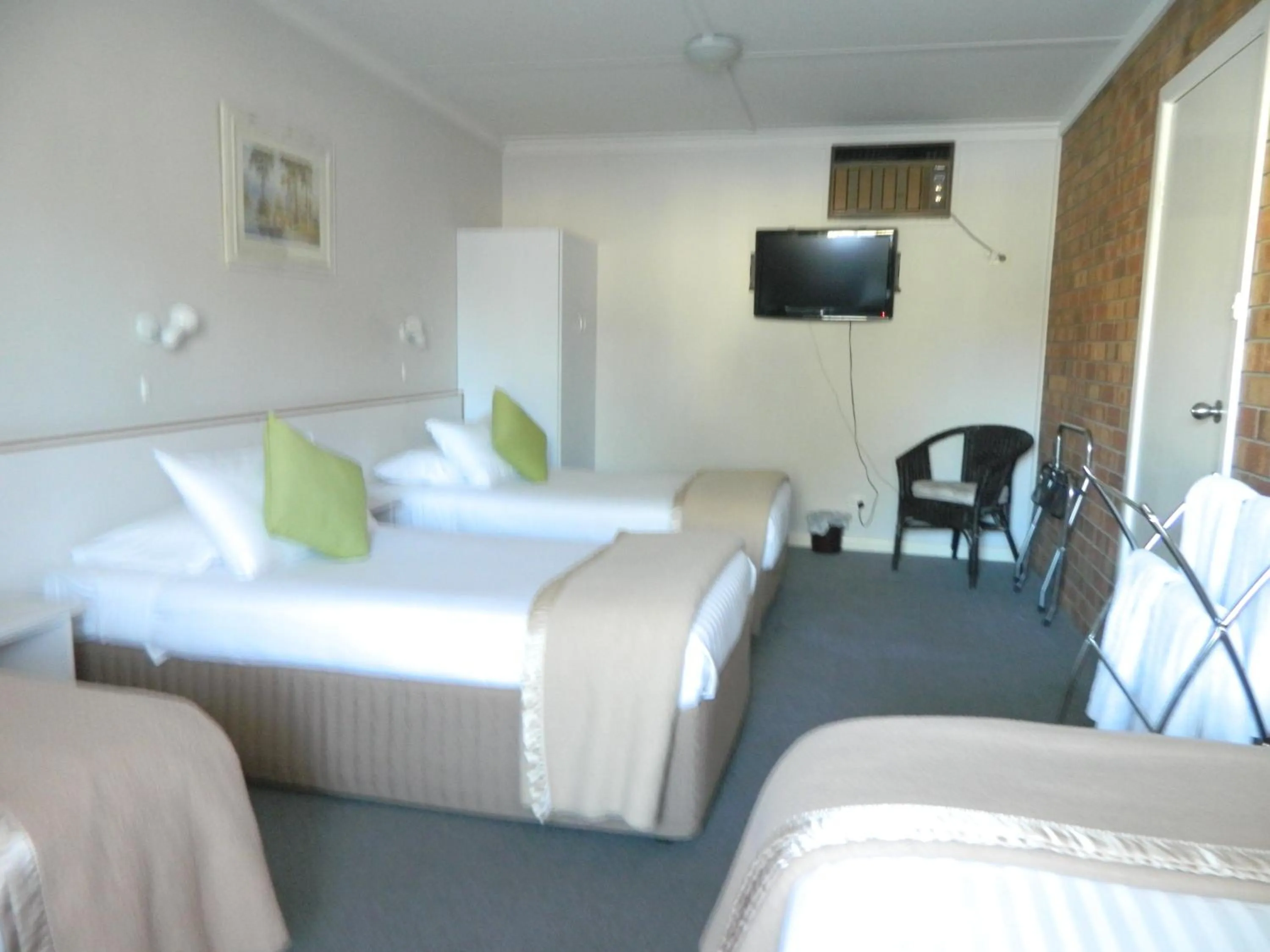 Photo of the whole room, Bed in Orana Windmill Motel
