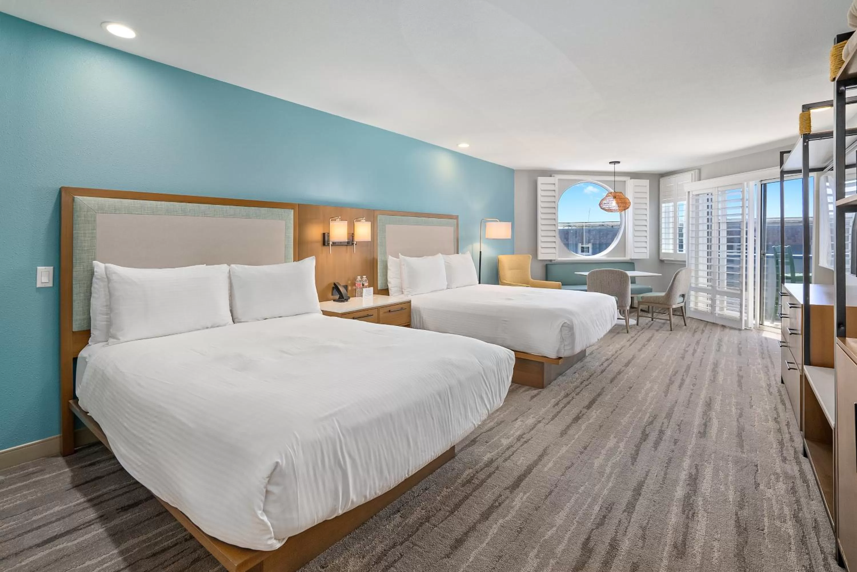 Photo of the whole room, Bed in Shoreline Inn...on the beach