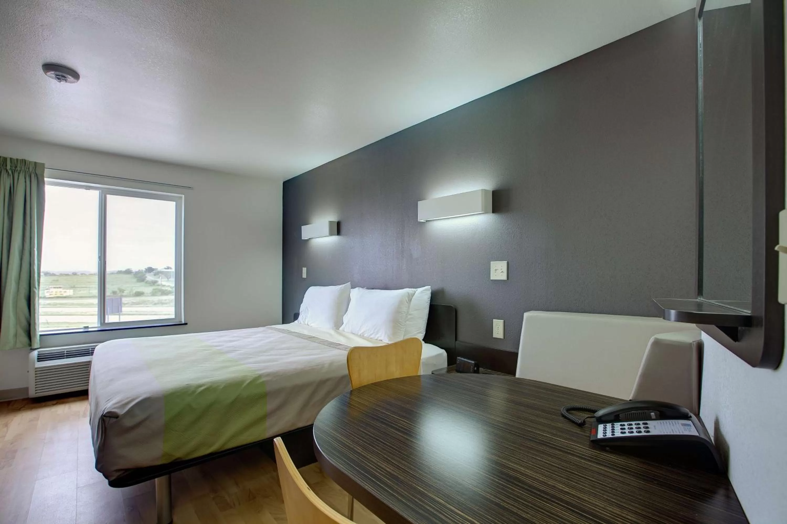 Photo of the whole room, Bed in Studio 6-Sweetwater, TX