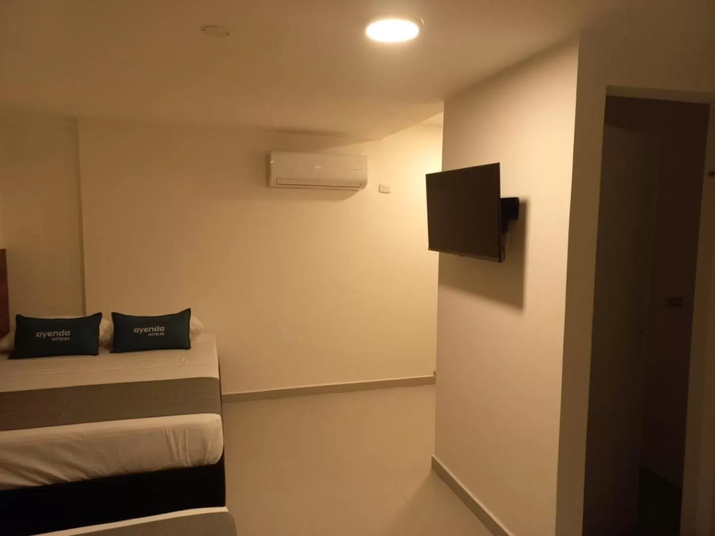 Communal lounge/ TV room, Bed in Hotel Colombia Avenida