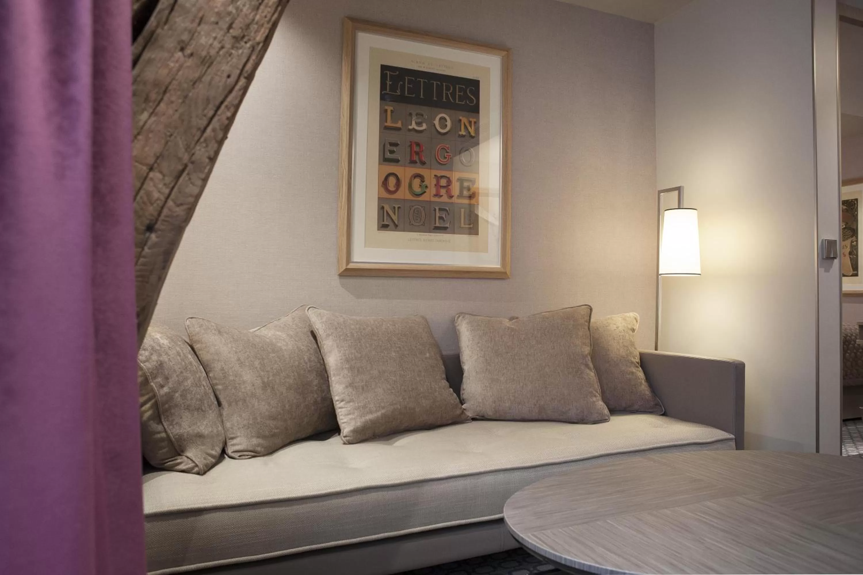 Living room, Bed in Hotel La Lanterne & Spa By Timhotel