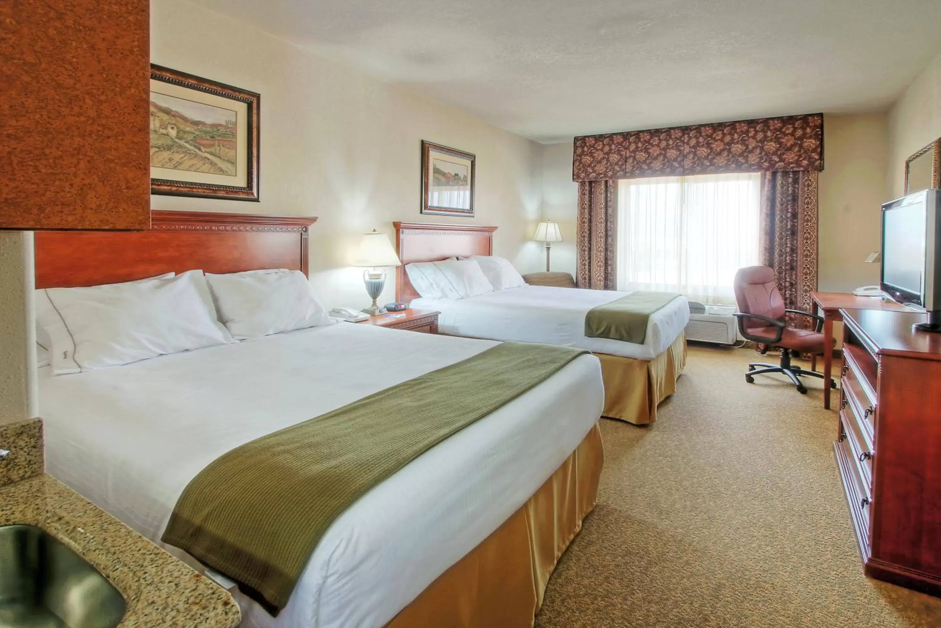 Standard Room with Two Queen Beds in Holiday Inn Express Hotel & Suites Las Cruces by IHG Standard Room with Two Queen Beds in Holiday Inn Express Hotel & Suites Las Cruces by IHG
