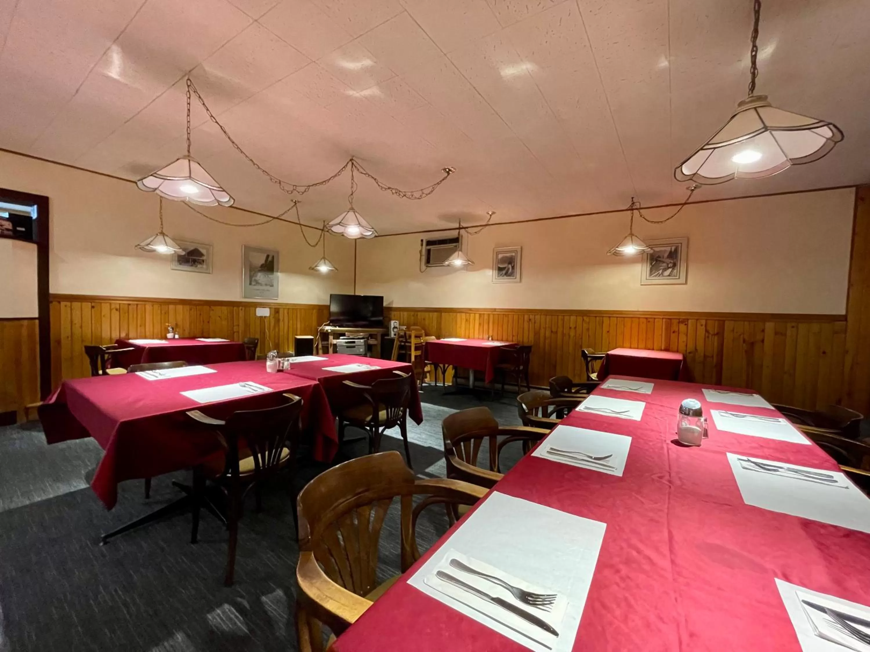 Restaurant/places to eat in Valhalla Inn