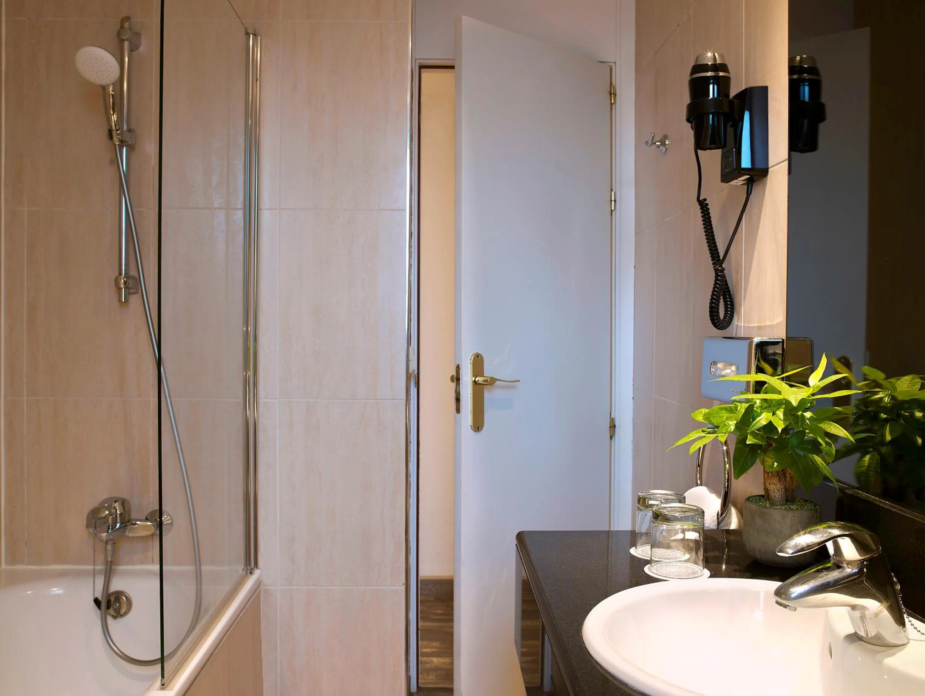 Bathroom in Hotel Paris Opera Affiliated by Meliá