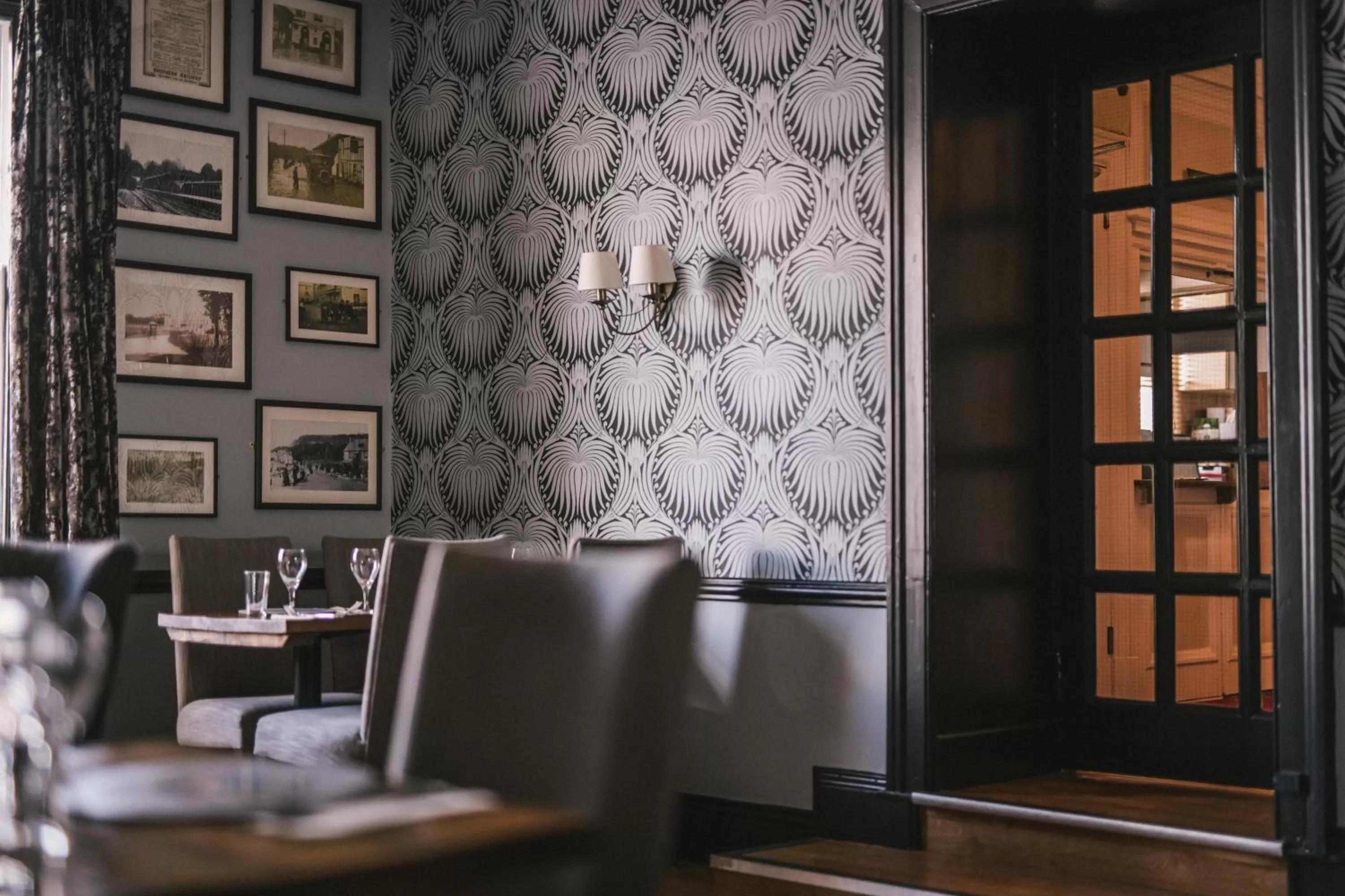 Restaurant/places to eat in Bedford Hotel