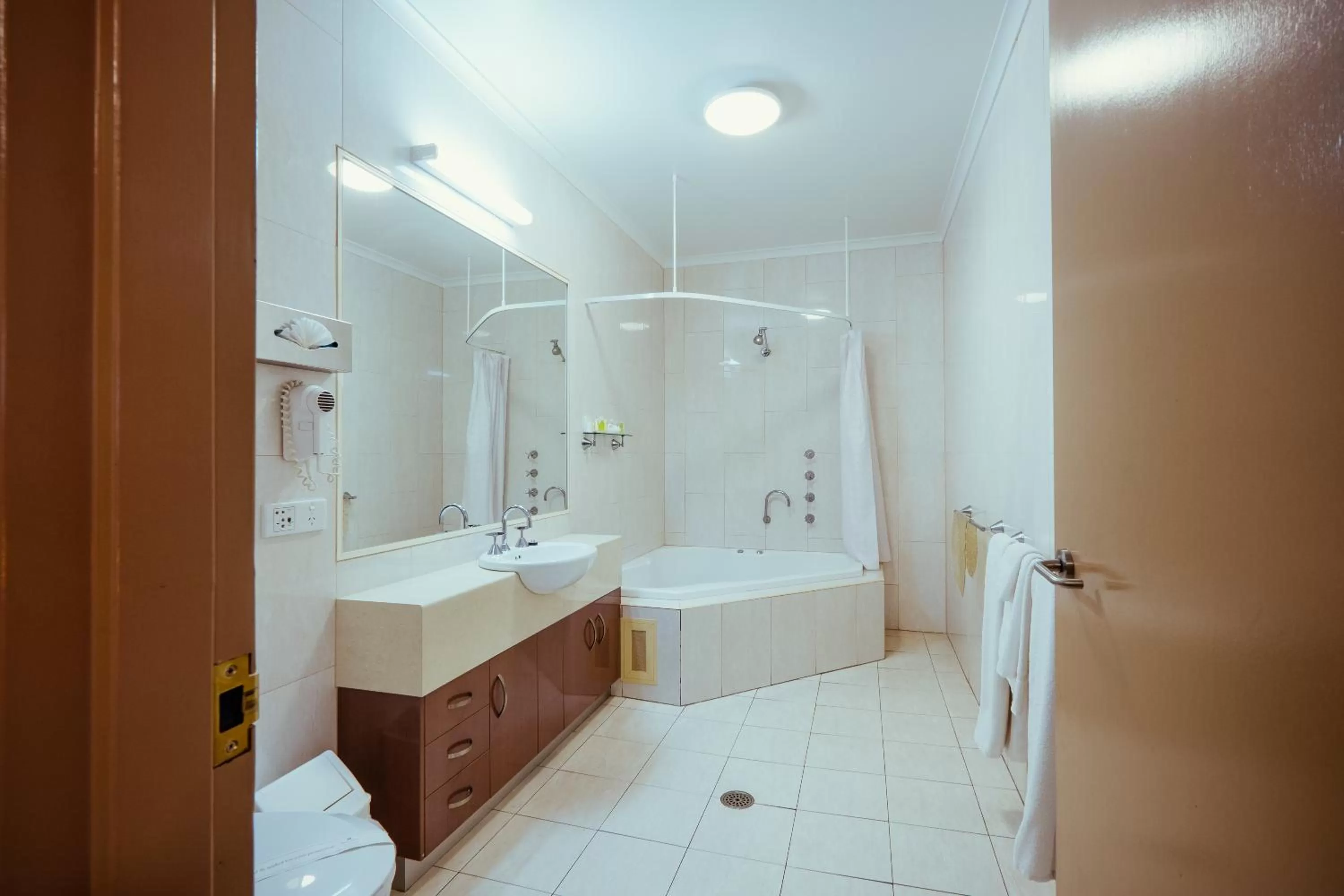 Hot Tub in Club Motor Inn