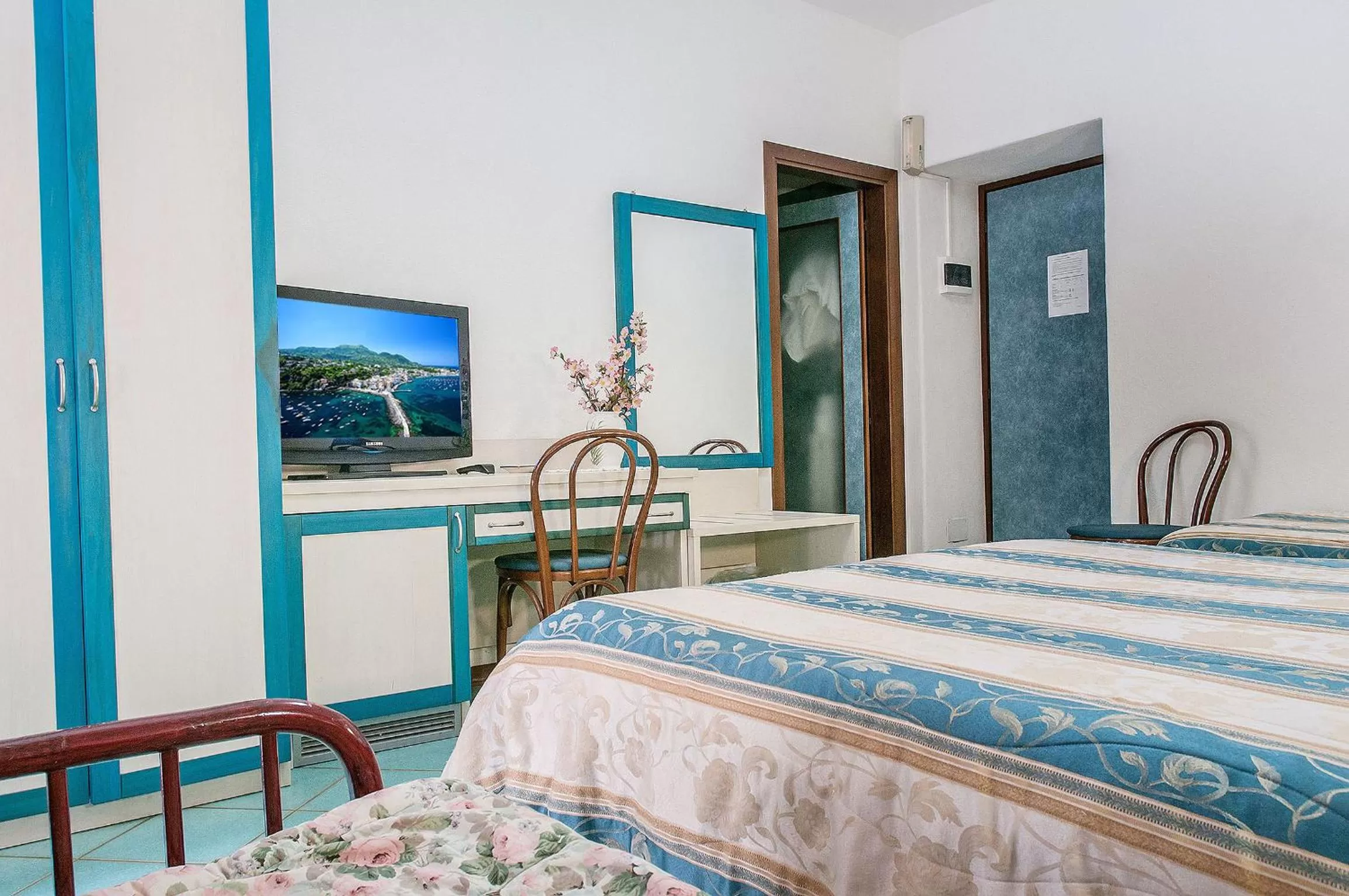 Shower, Bed in Hotel Annabelle