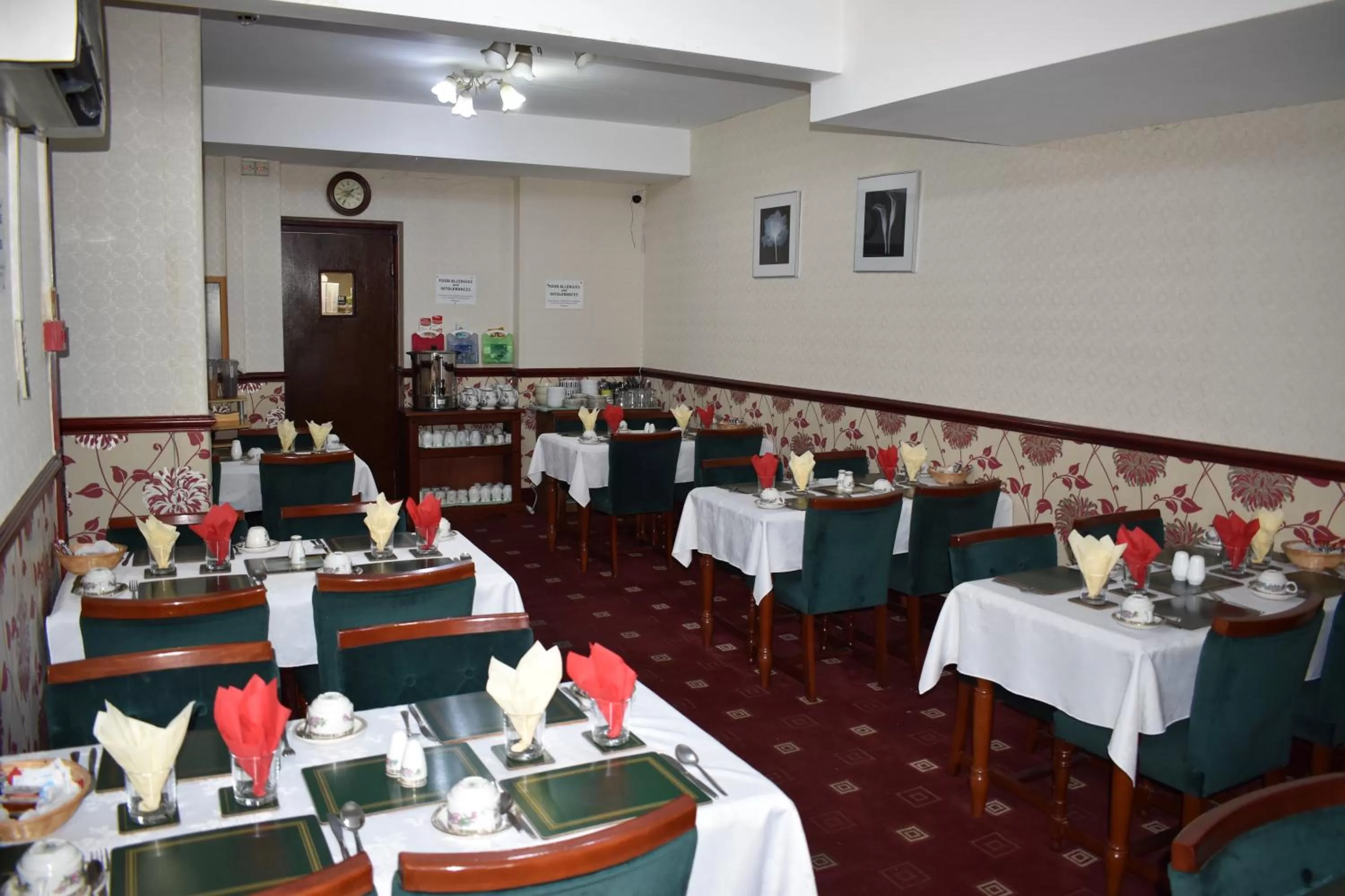 Restaurant/places to eat in Lyndhurst Hotel