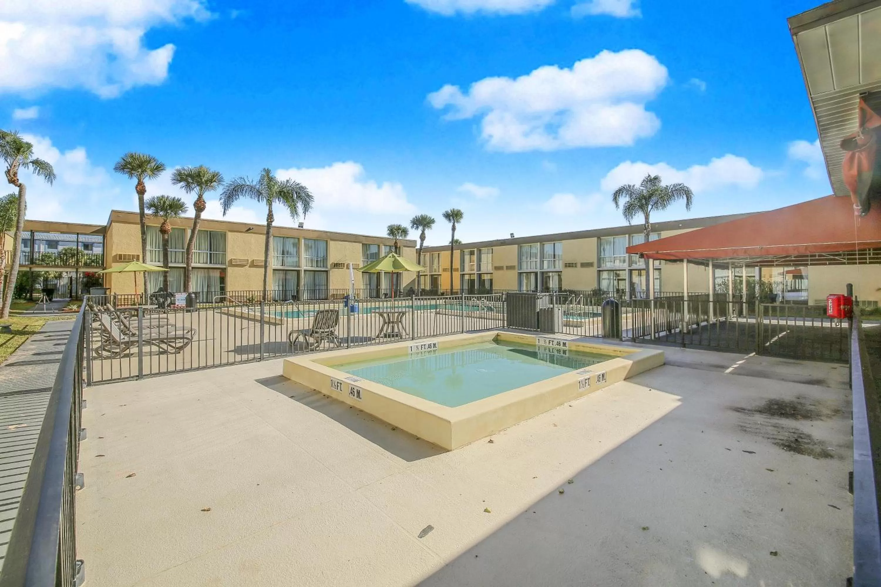 Swimming pool in Floridian Express International Drive