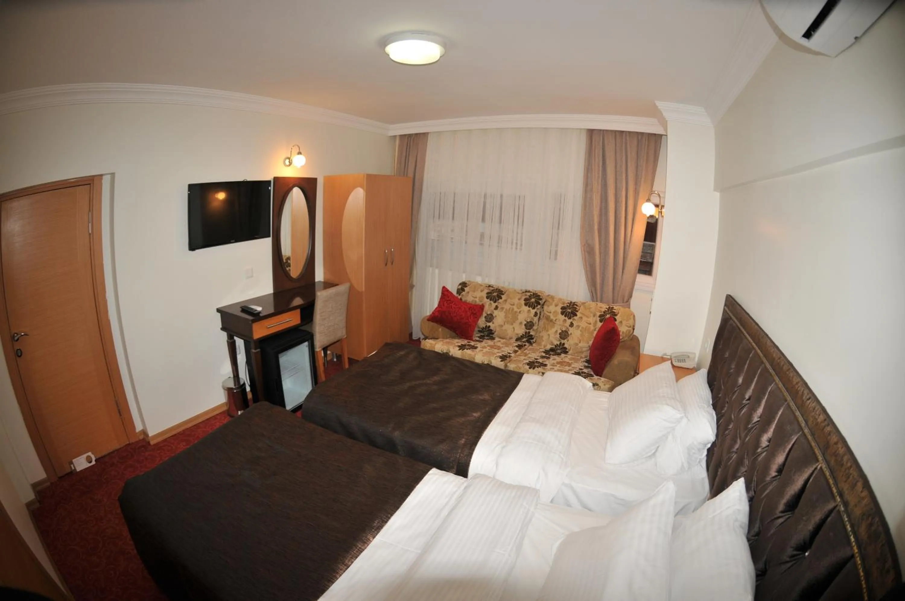 Photo of the whole room in Palace Point Hotel