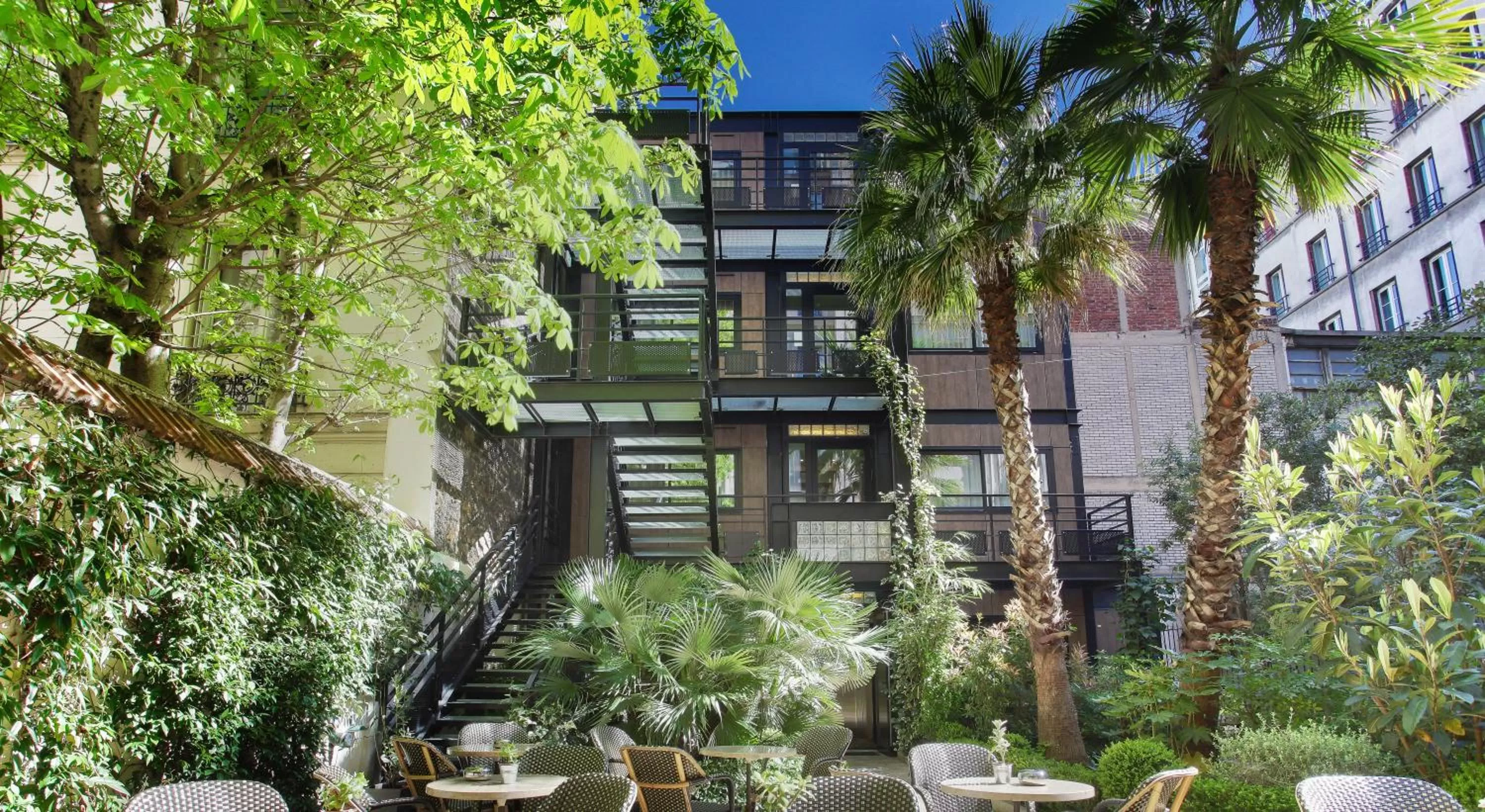 Property building in B Montmartre