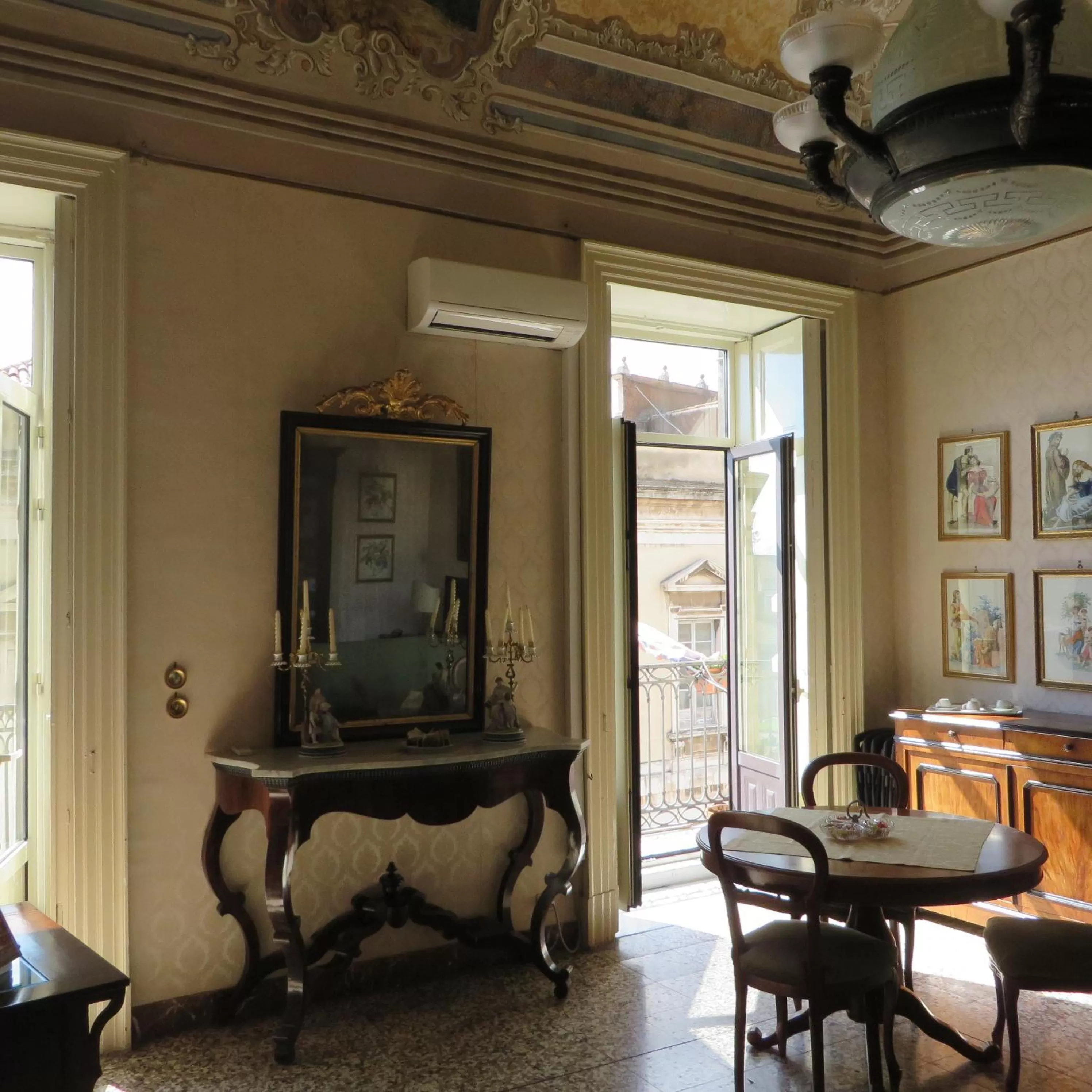 Communal lounge/ TV room in B&B al Teatro Massimo