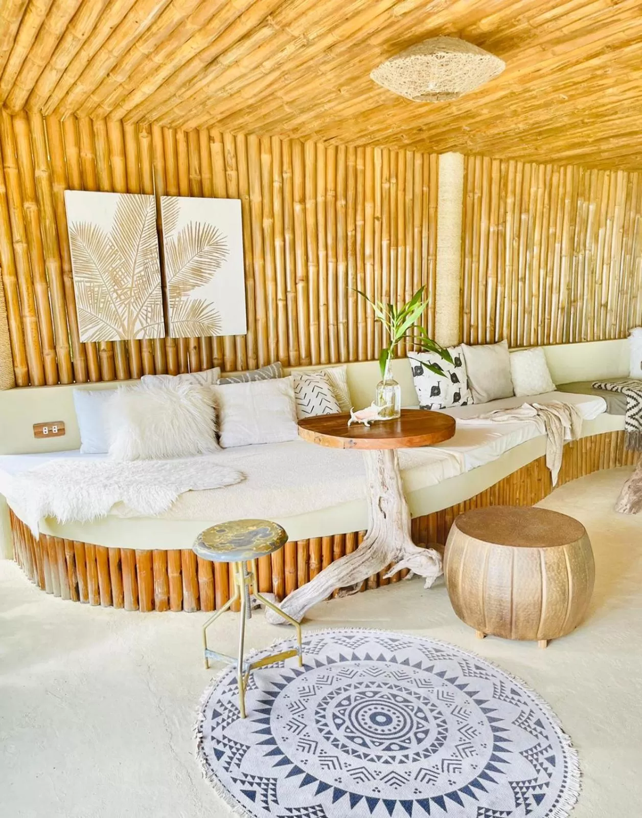 Communal lounge/ TV room in The Beach House Ocam Ocam