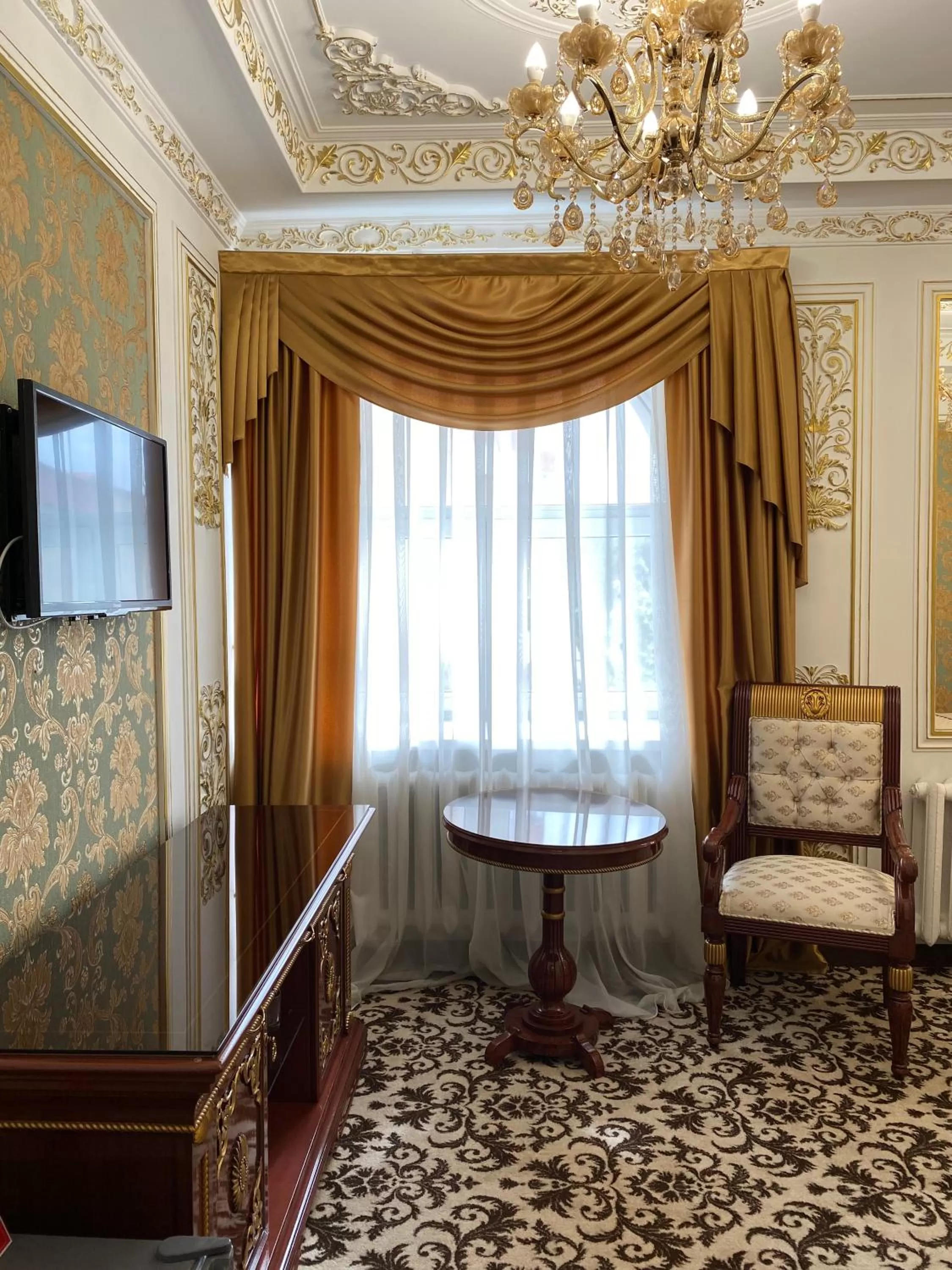 Communal lounge/ TV room, TV/Entertainment Center in Lion Hotel