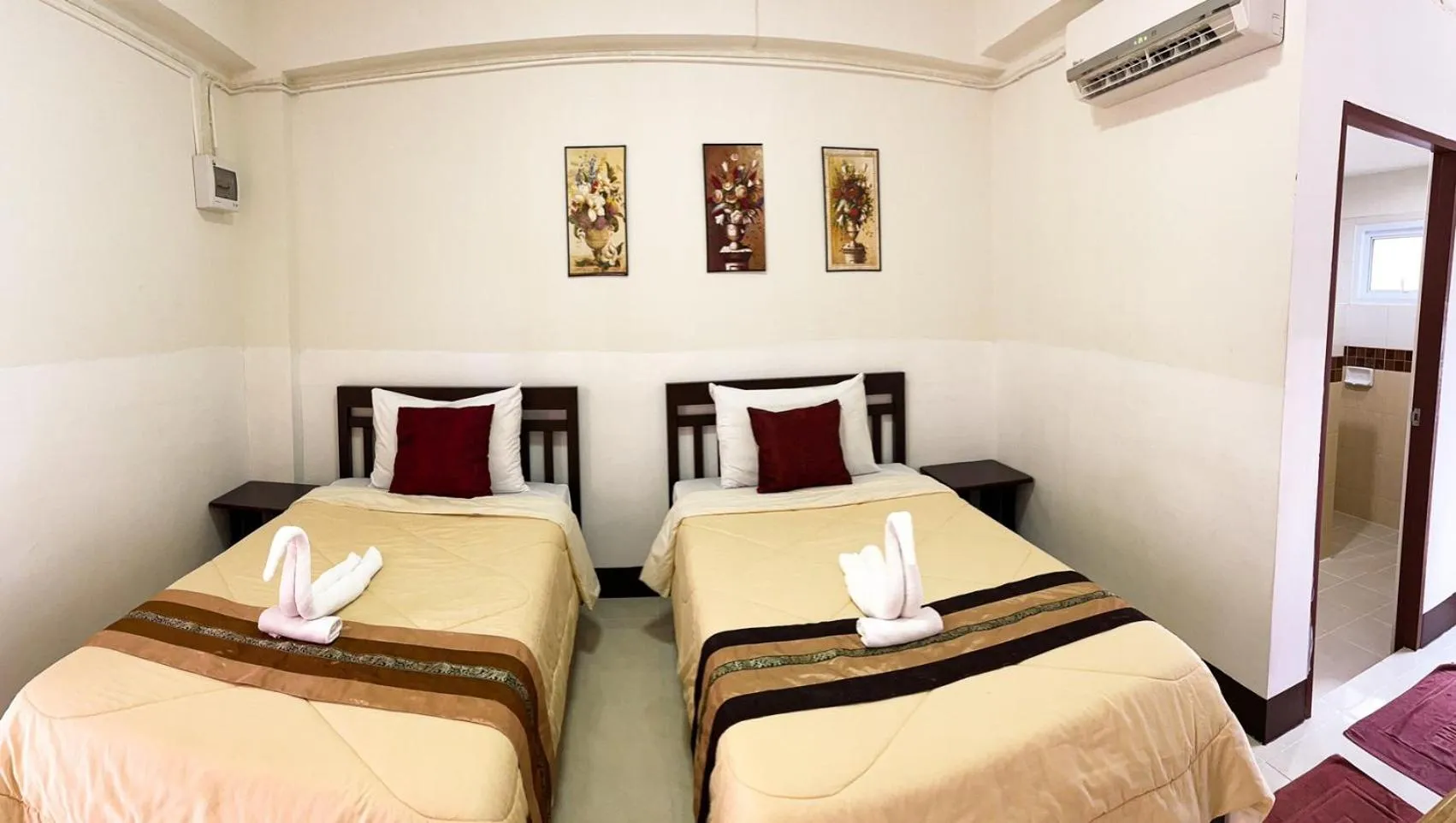 Standard Twin Room in Rueangrat Hotel