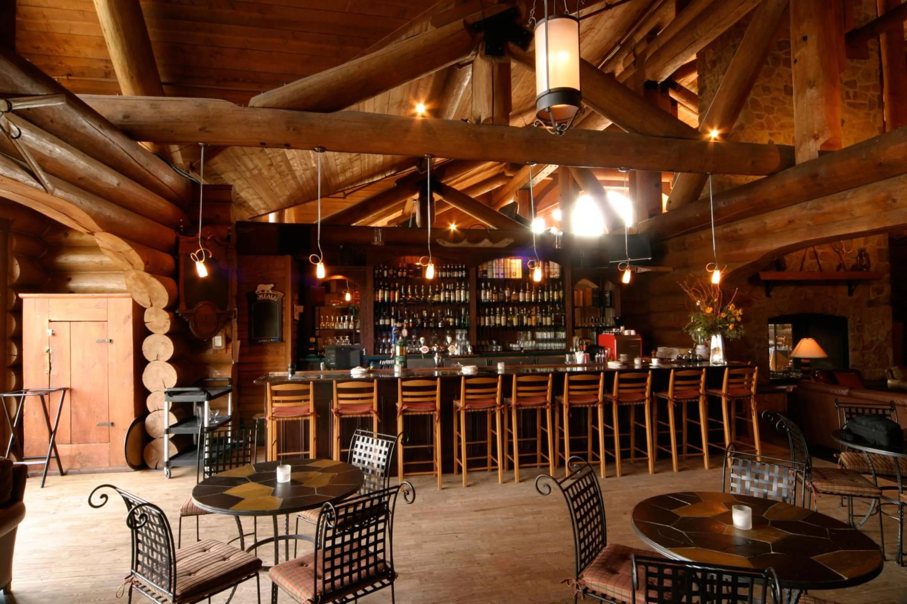 Lounge or bar in Le Grand Lodge Mont Tremblant