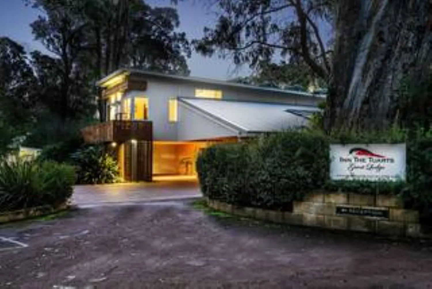 Inn The Tuarts Guest Lodge