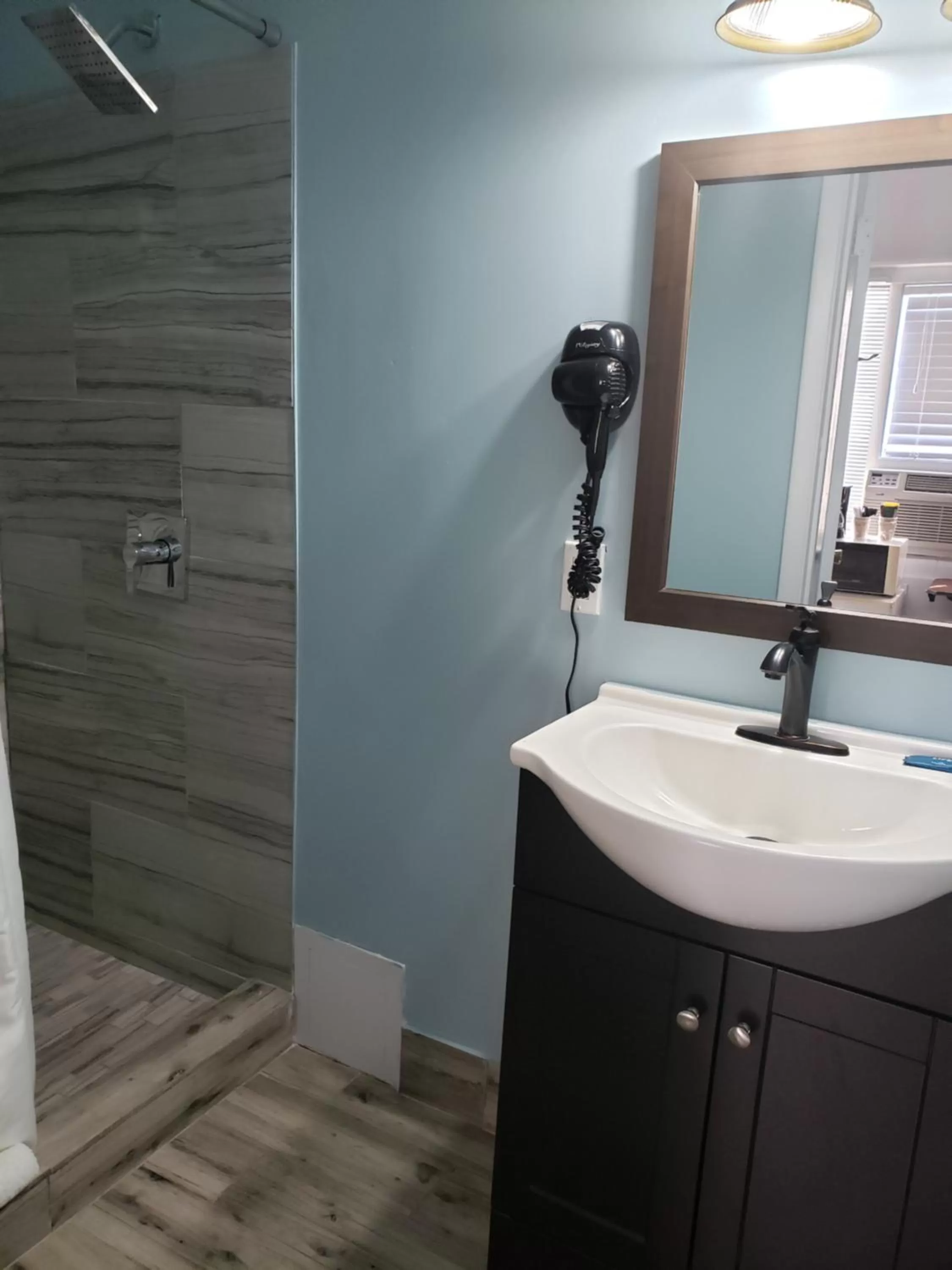 Bathroom in Topaz Motel - Flagler Beach