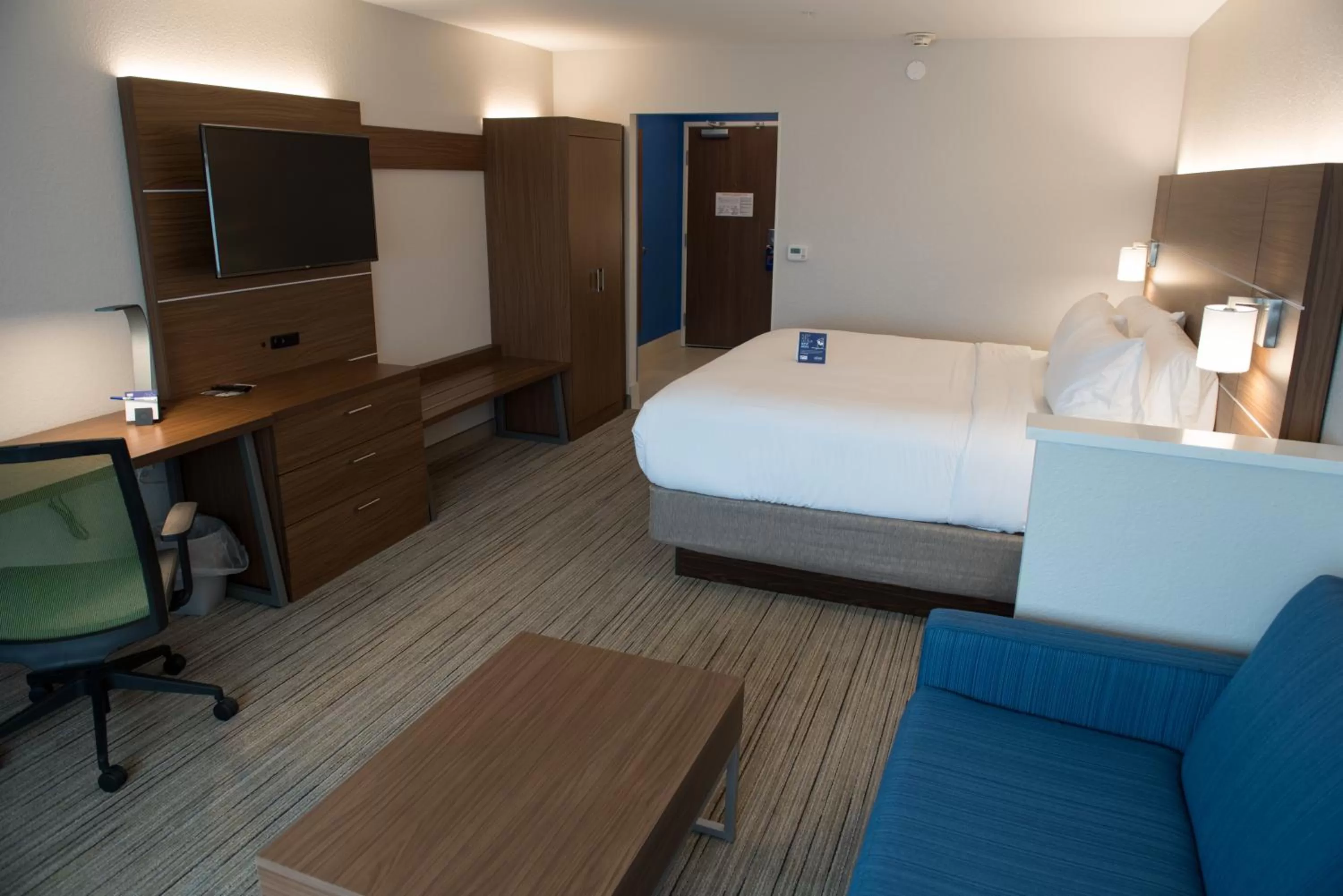 Photo of the whole room, Bed in Holiday Inn Express & Suites - Dayton Southwest by IHG