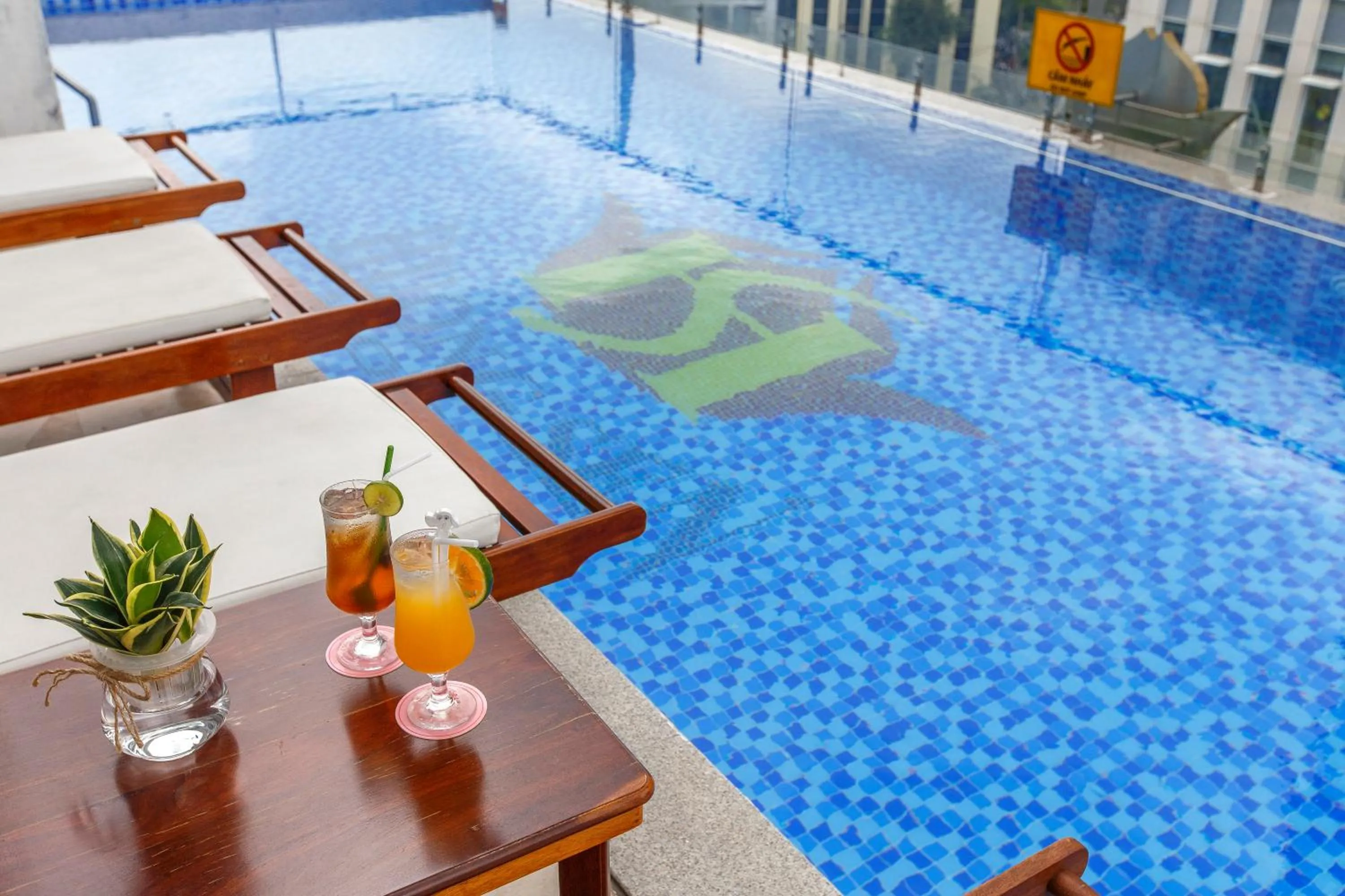 Pool view in Huong Sen Annex Hotel
