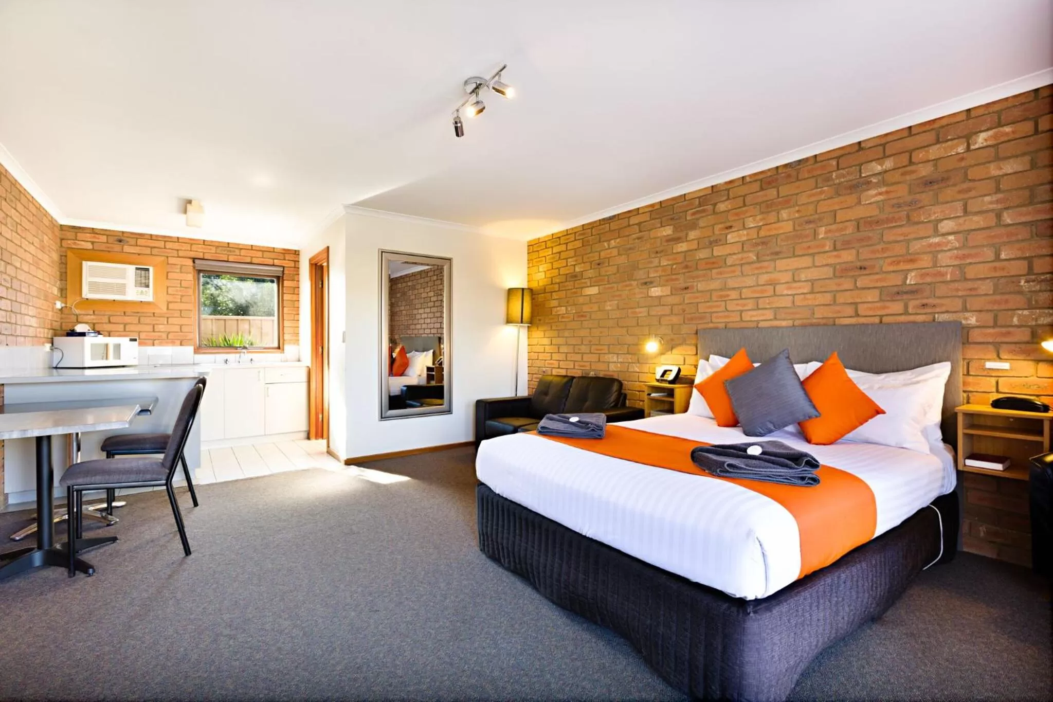 TV and multimedia, Bed in Statesman Motor Inn