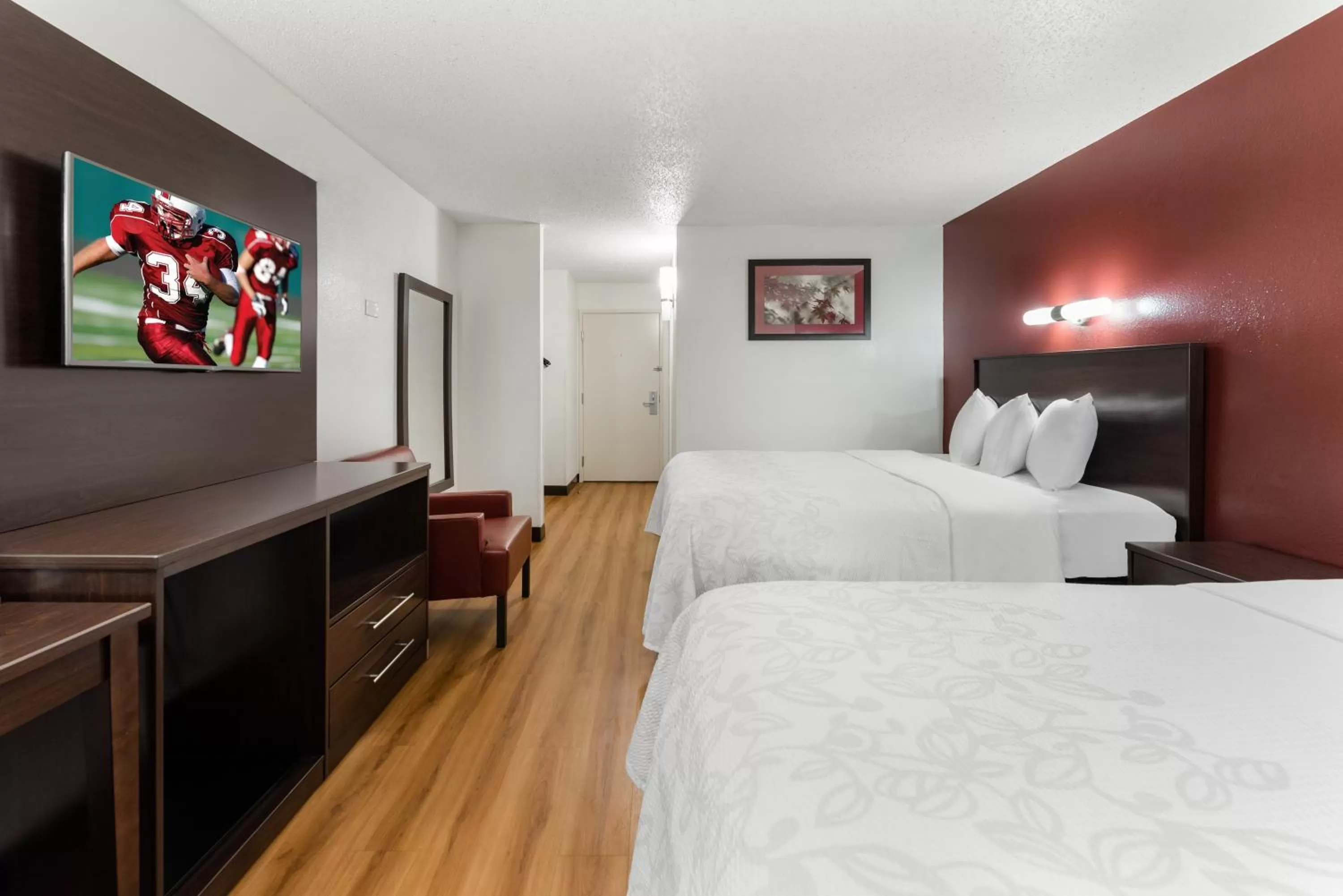 Photo of the whole room, Bed in Red Roof Inn PLUS+ Columbus - Worthington