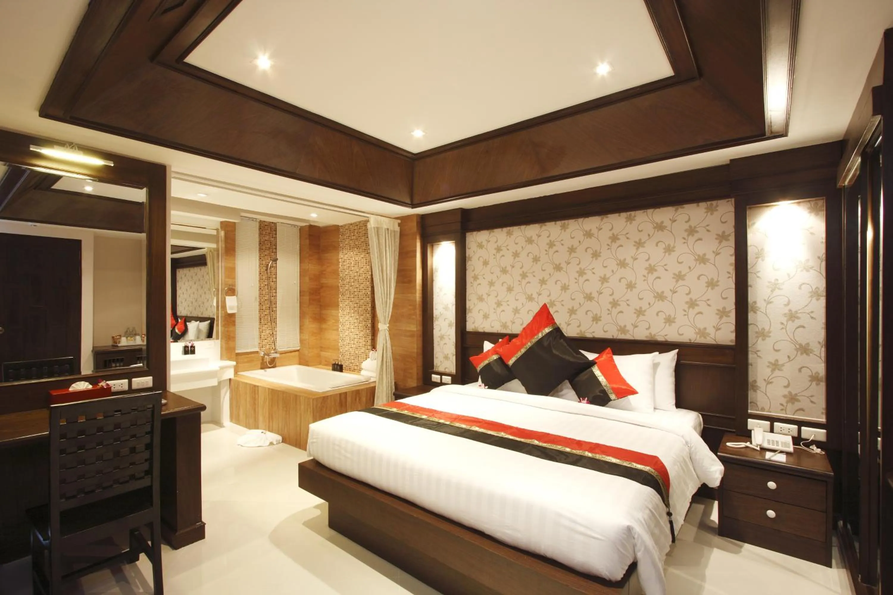 Photo of the whole room, Bed in Rayaburi Hotel, Patong