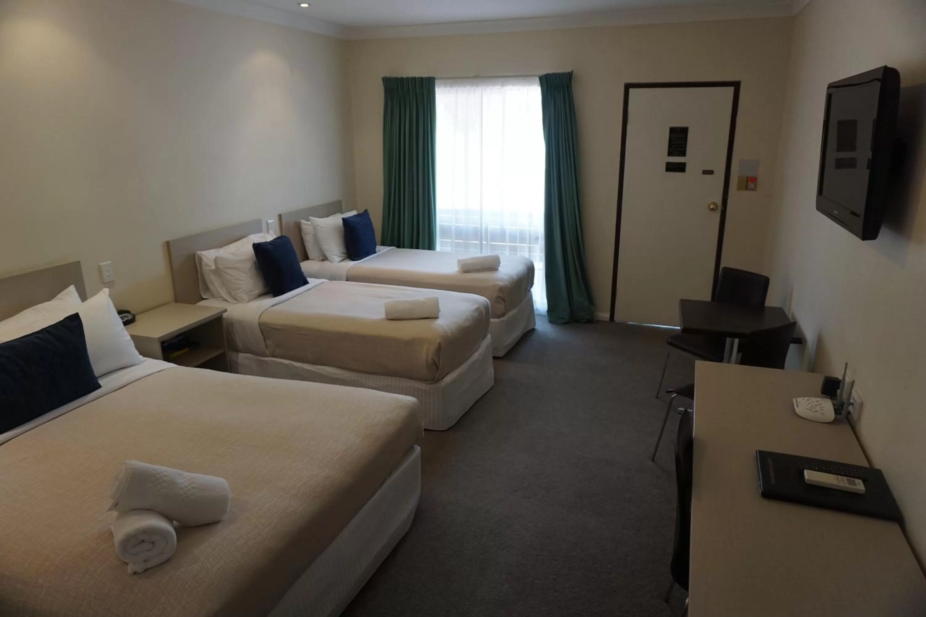 Bed in Lincoln Cottage Motor Inn