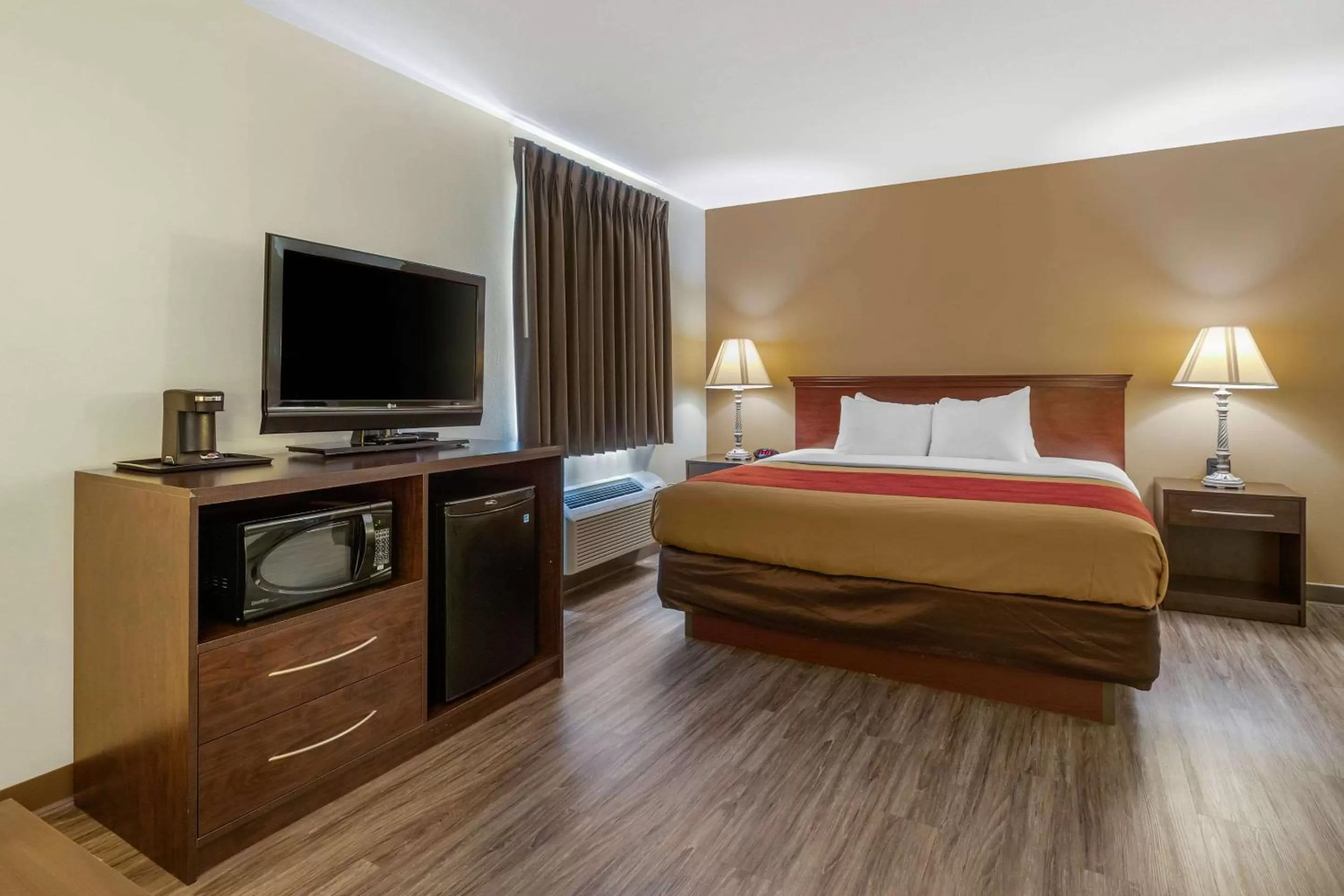 Photo of the whole room, Bed in Econo Lodge Inn & Suites Des Moines Fairgrounds Area