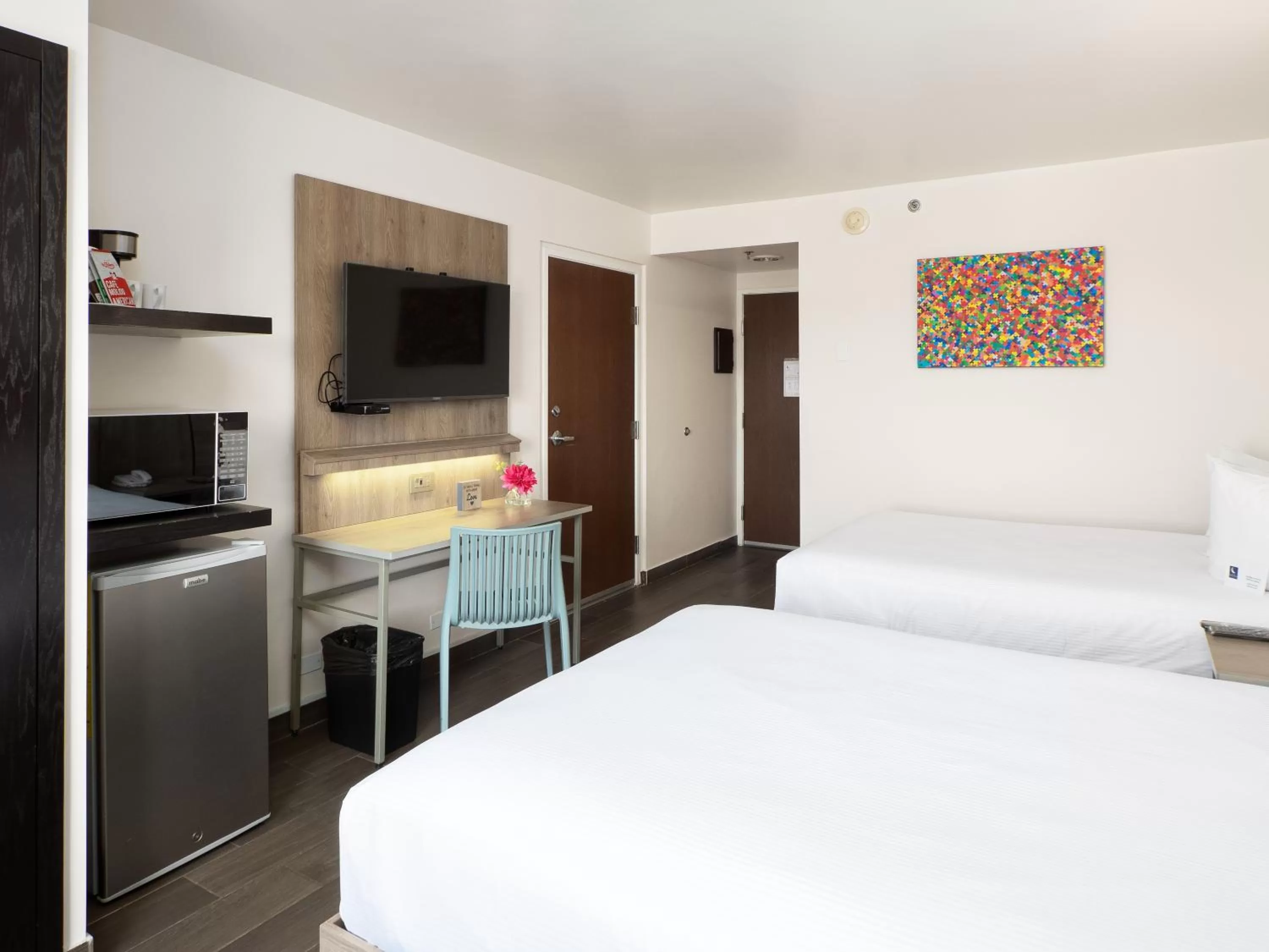 Bed in Hotel Mesaluna Near American Consulate