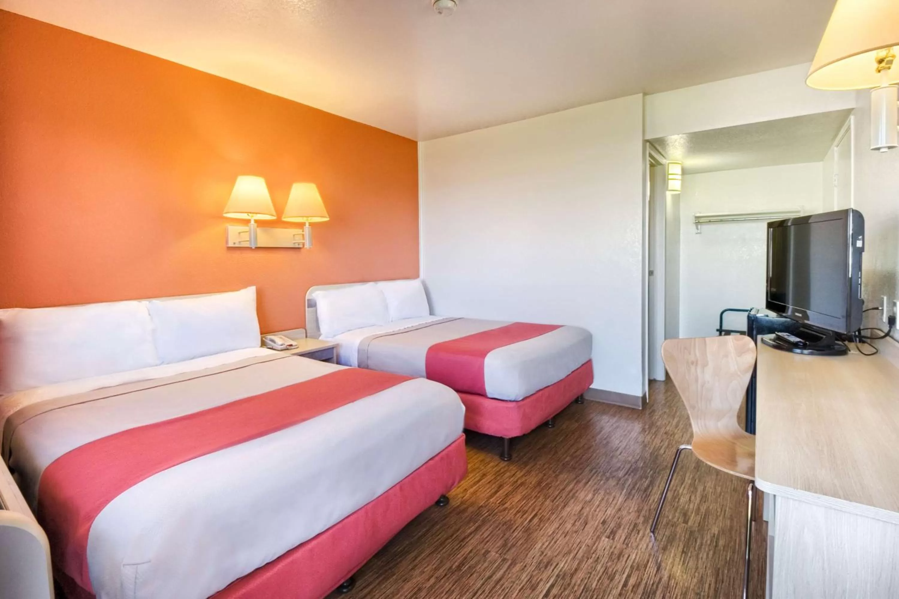 TV and multimedia, Bed in Motel 6-Pendleton, OR