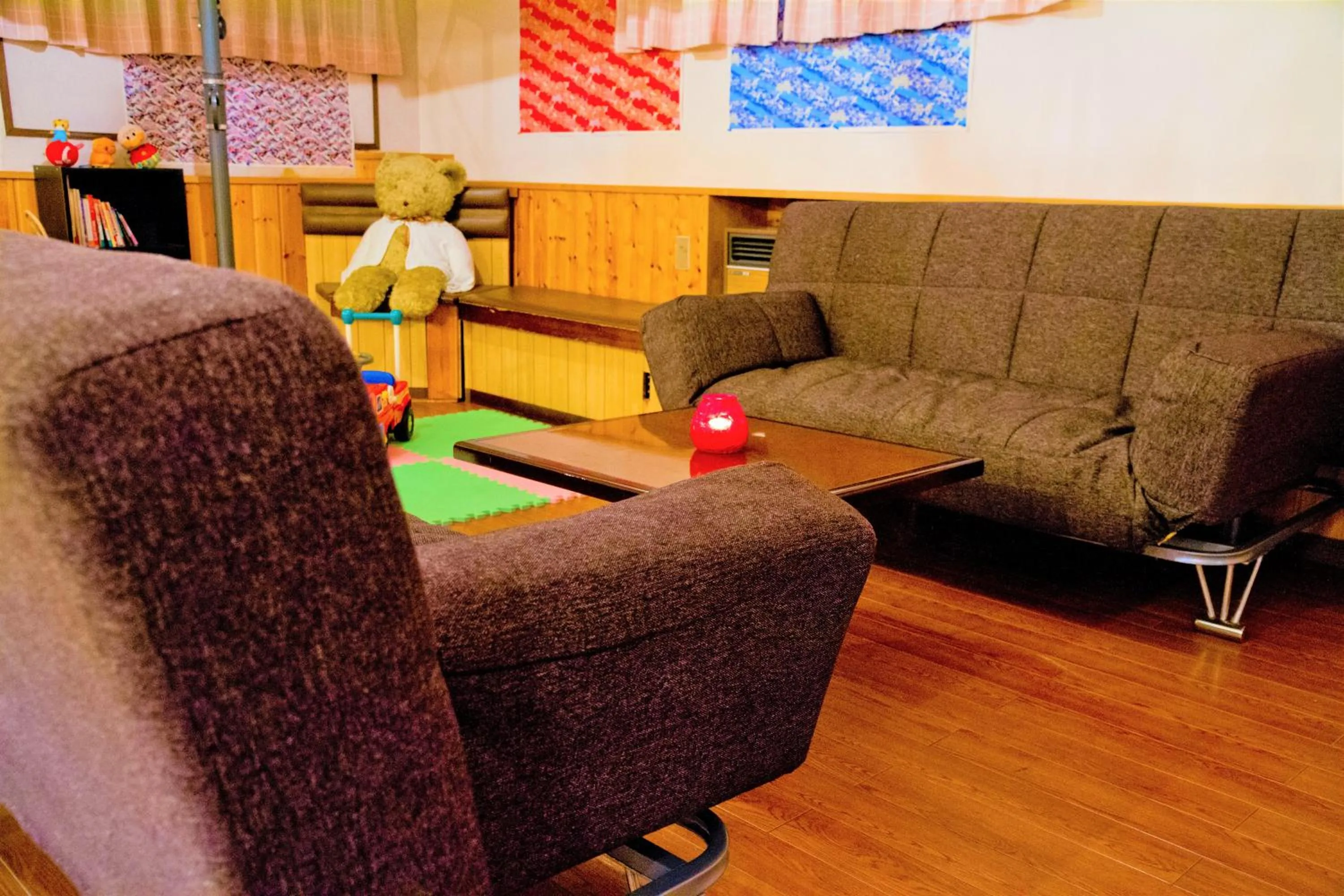 Communal lounge/ TV room in Kagura White Horse Inn