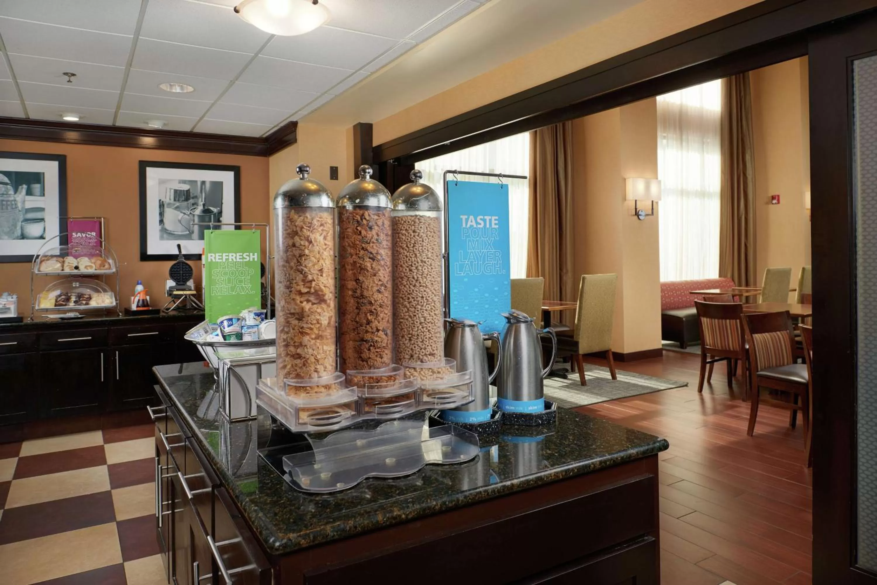 Breakfast in Hampton Inn & Suites Oxford-Anniston