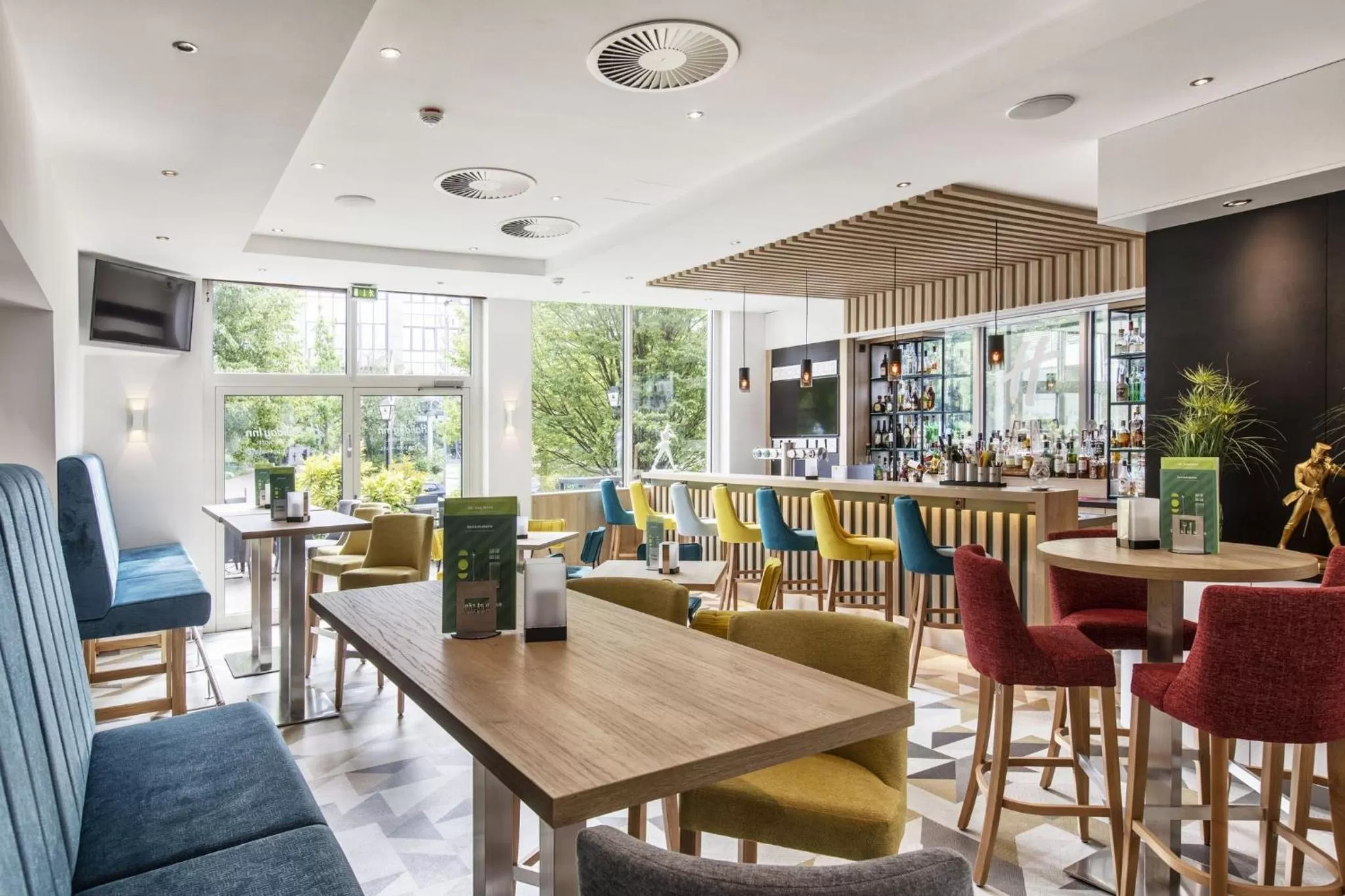 Lounge or bar in Holiday Inn Düsseldorf-Neuss by IHG