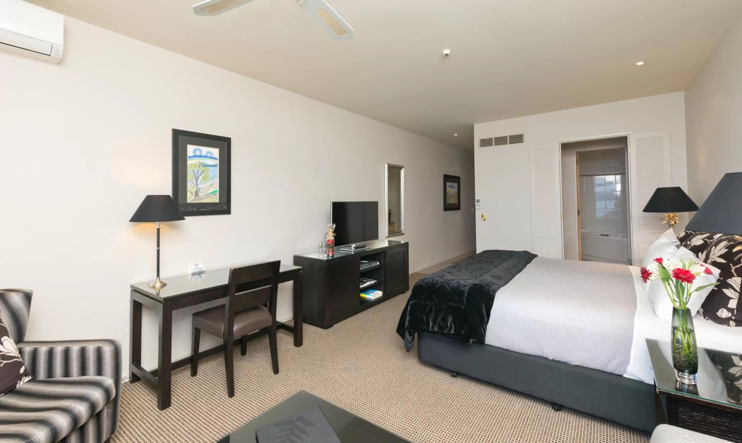 TV and multimedia, Bed in Millennium Hotel & Resort Manuels Taupo