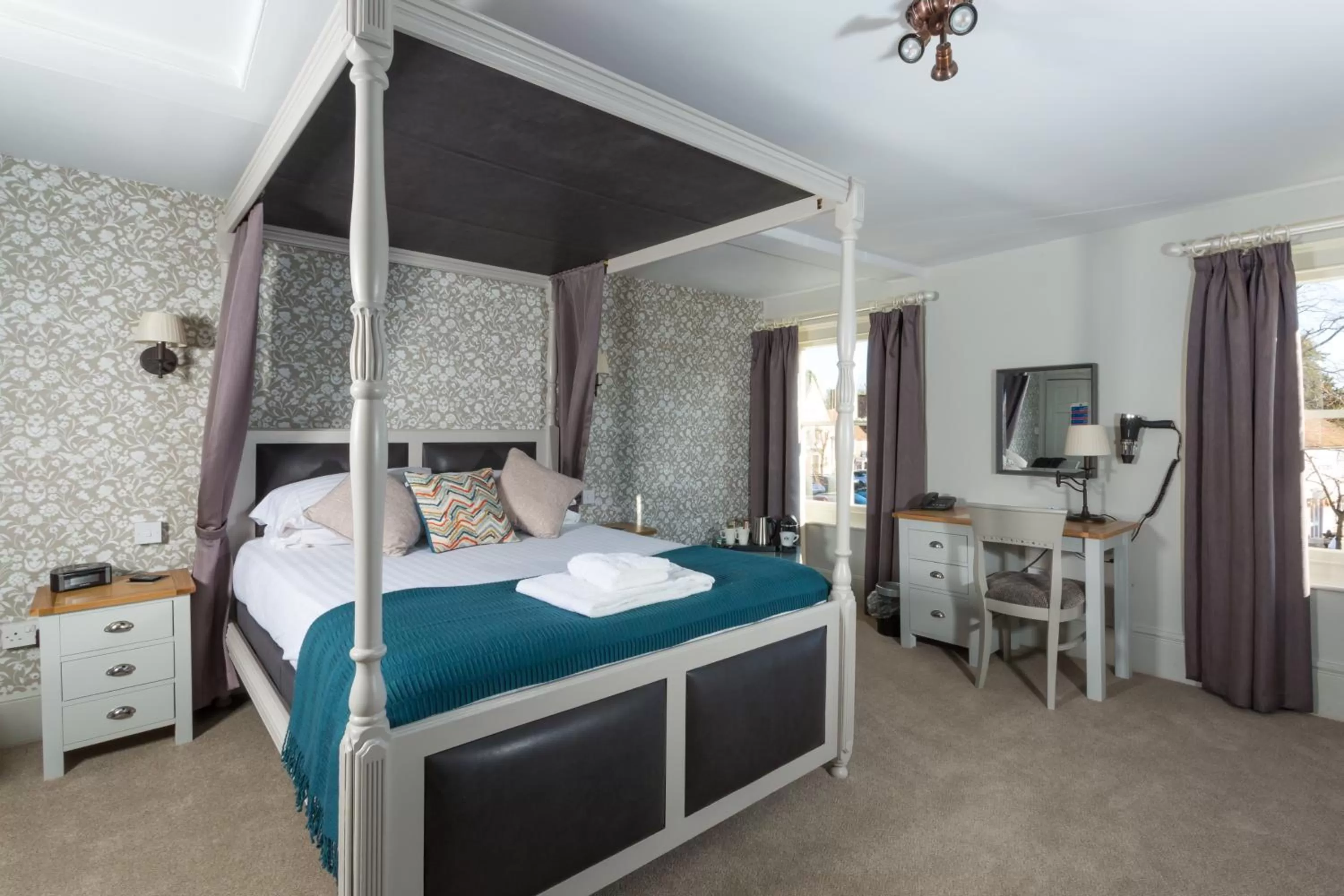 Bedroom, Bed in The Dog & Bear Hotel